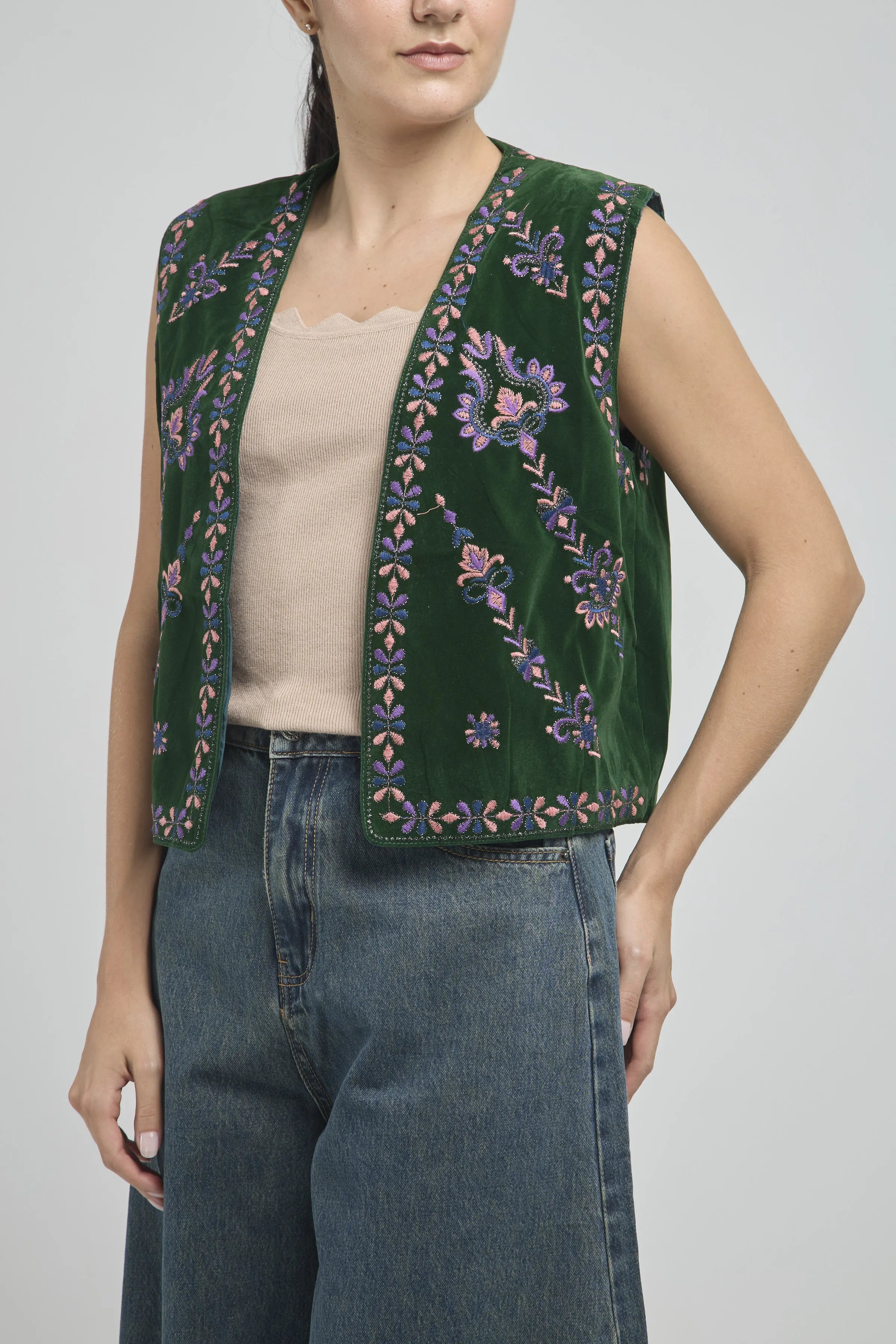 CHALECO GAMUZA BORDADO ARABESCO BRILLANTE