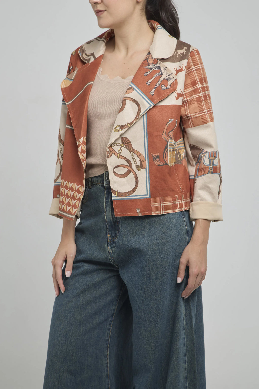 CHAQUETA CORTA ESTAMPADO CUELLO V BOLSILLO CIERRE  M/L