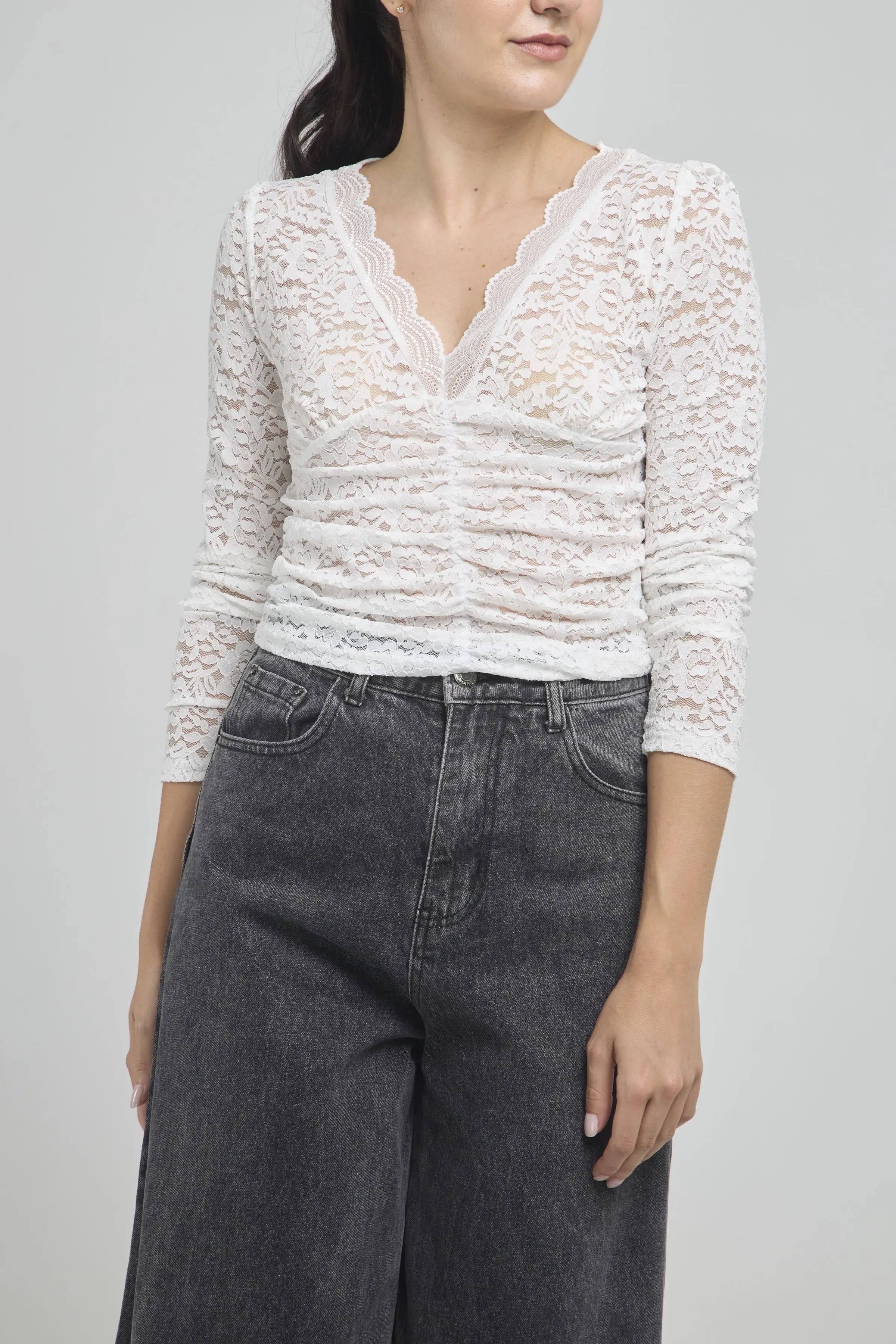 CAMISETA MANGA LARGA  EN BLONDA CUELLO V RECOGIDO PECHO