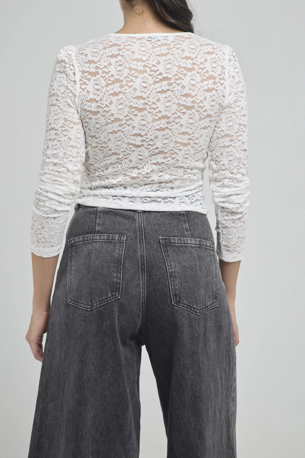 CAMISETA MANGA LARGA  EN BLONDA CUELLO V RECOGIDO PECHO