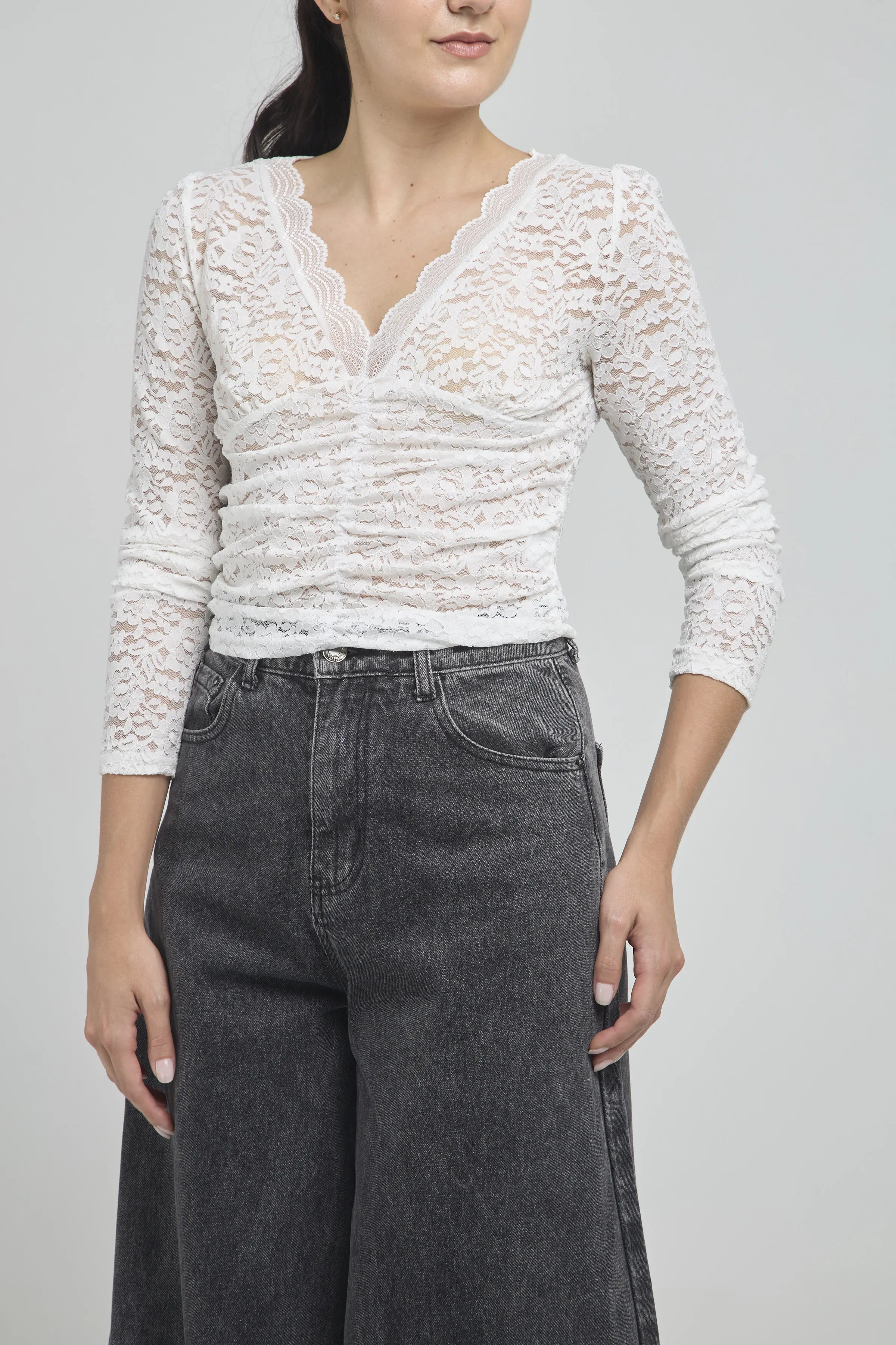 CAMISETA MANGA LARGA  EN BLONDA CUELLO V RECOGIDO PECHO