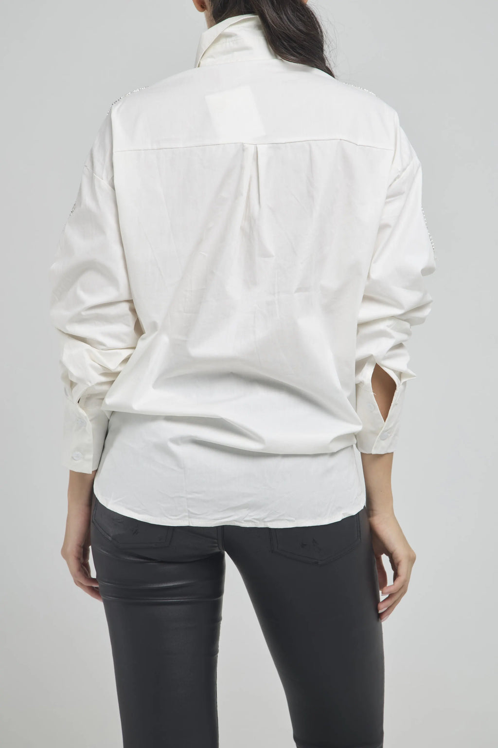 CAMISA BASICA APLIQUE HOMBRO LENTEJUELAS CANUTILLO