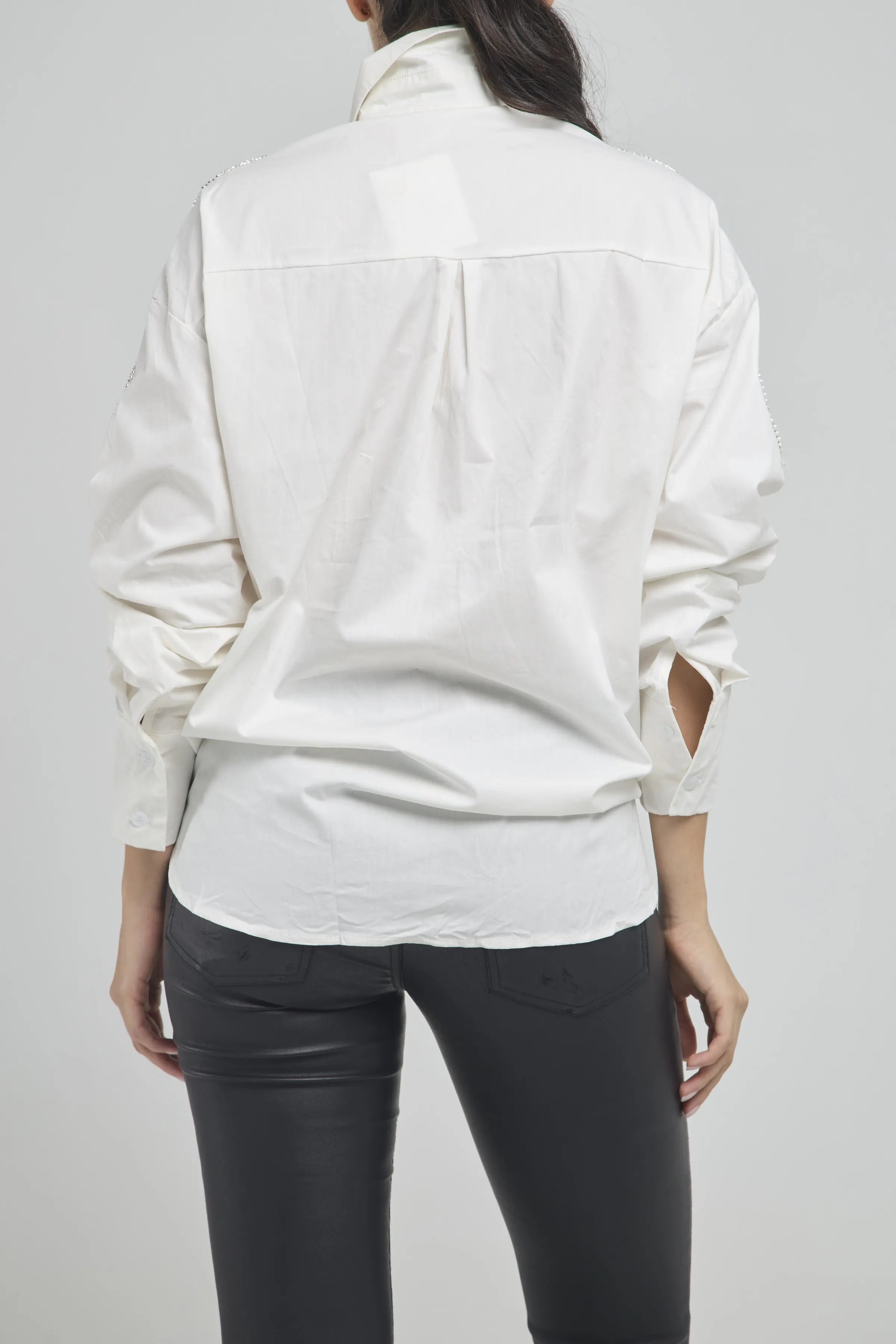 CAMISA BASICA APLIQUE HOMBRO LENTEJUELAS CANUTILLO