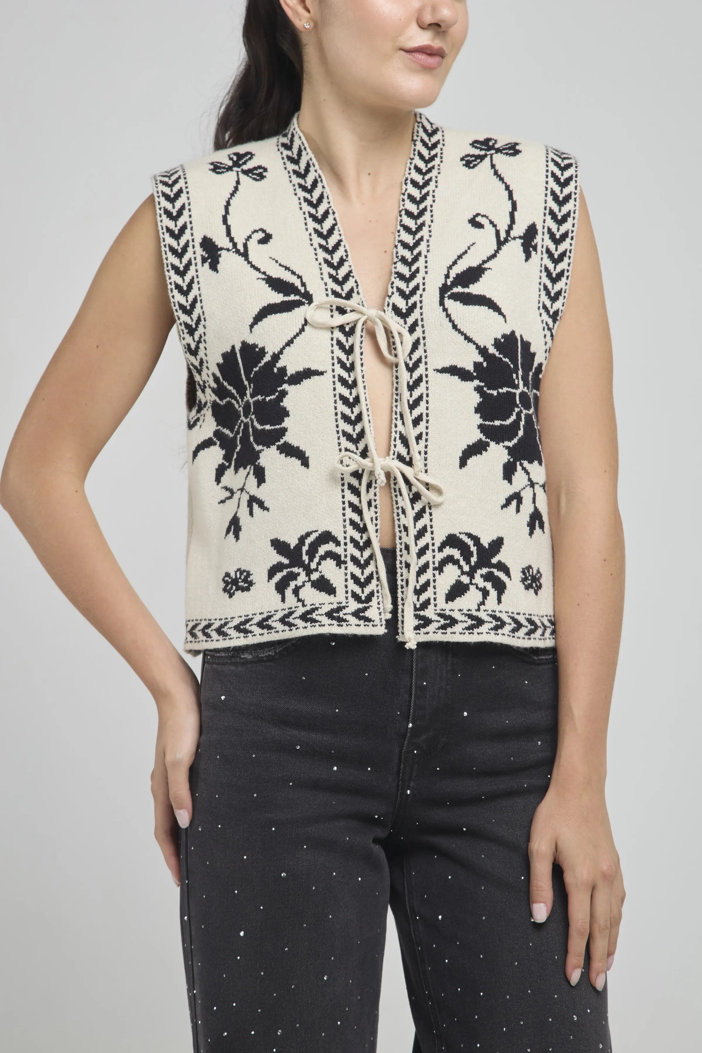 CHALECO TEJIDO NEGRO FLORES AMARRAR FRENTE