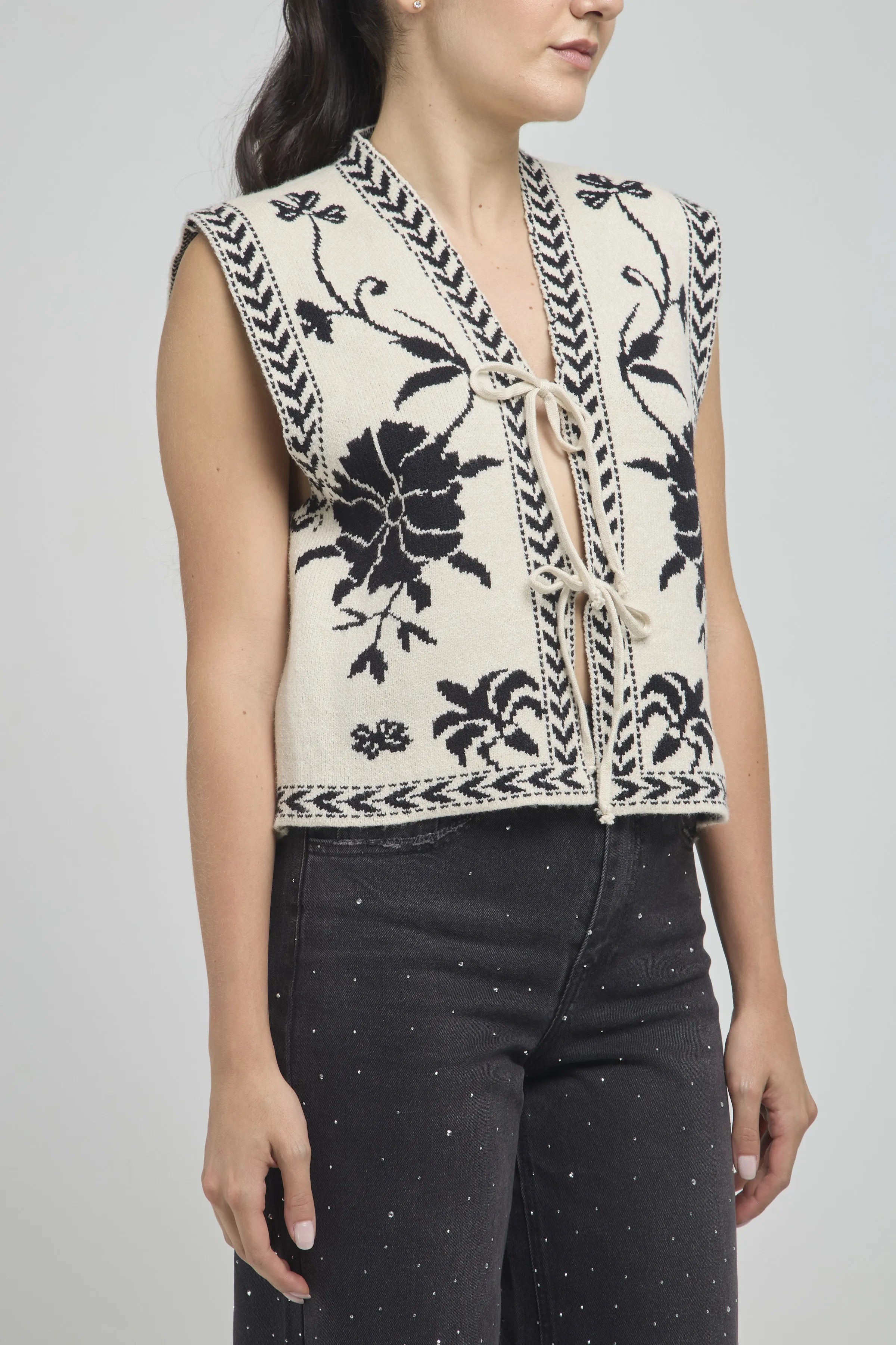 CHALECO TEJIDO NEGRO FLORES AMARRAR FRENTE