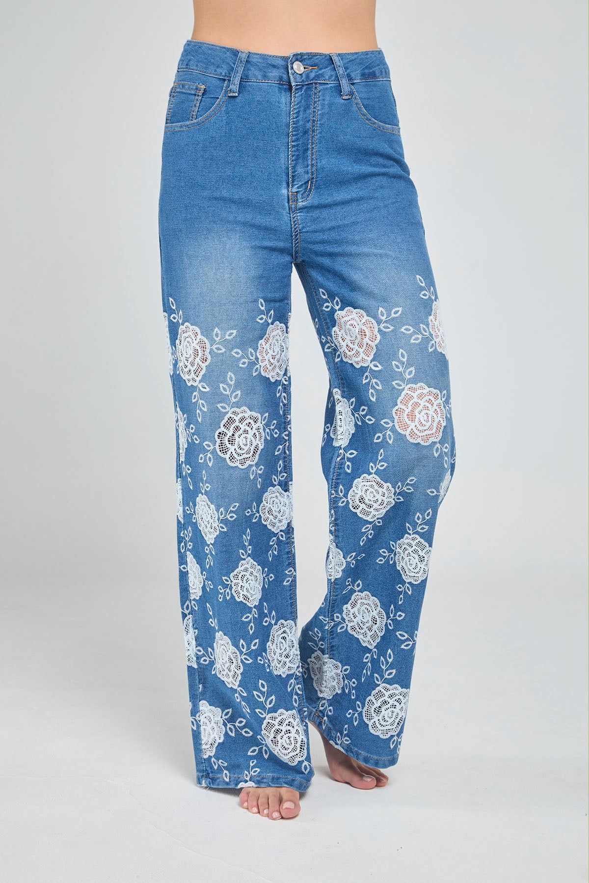 JEANS BOTA ANCHA CON BORDADO FLORAL EN PIERNA
