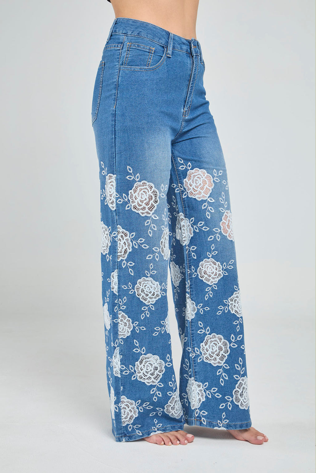 JEANS BOTA ANCHA CON BORDADO FLORAL EN PIERNA