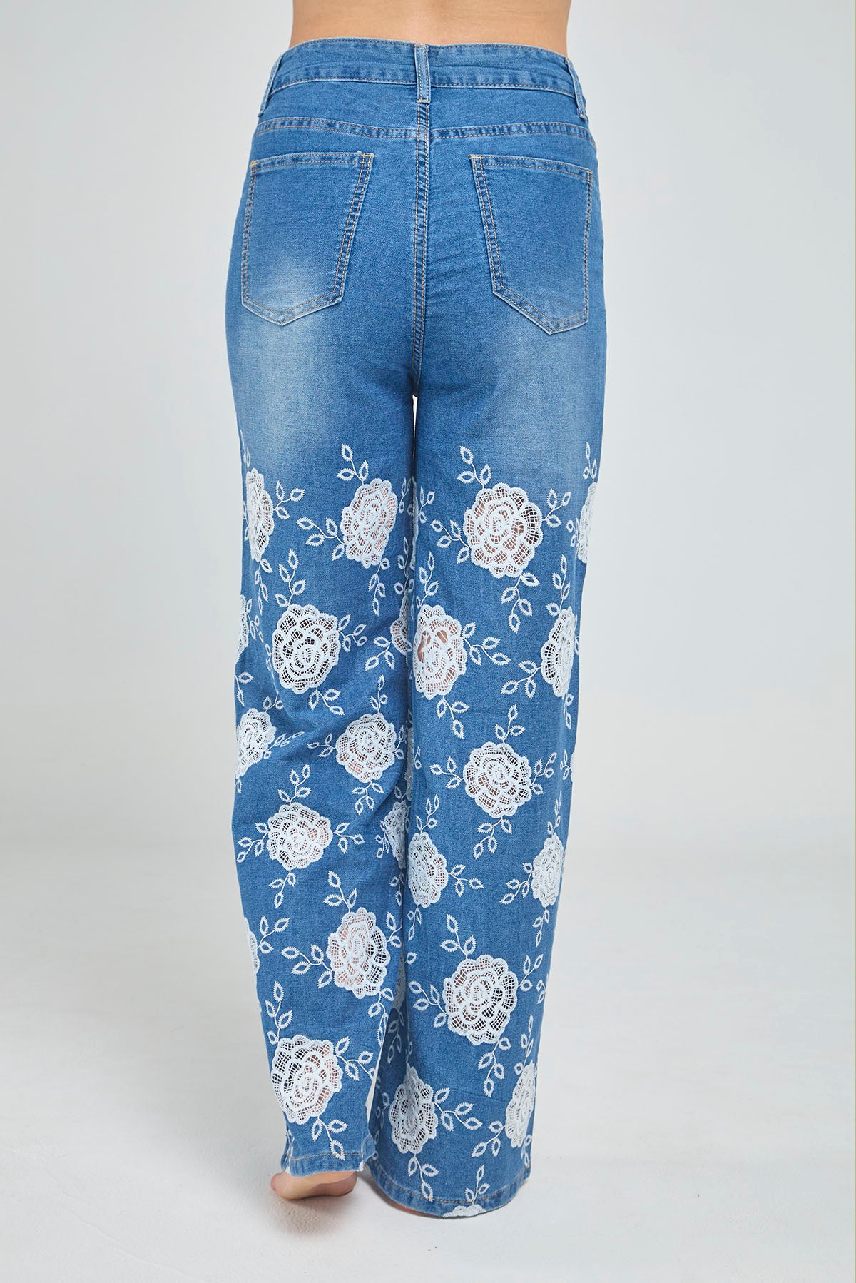 JEANS BOTA ANCHA CON BORDADO FLORAL EN PIERNA