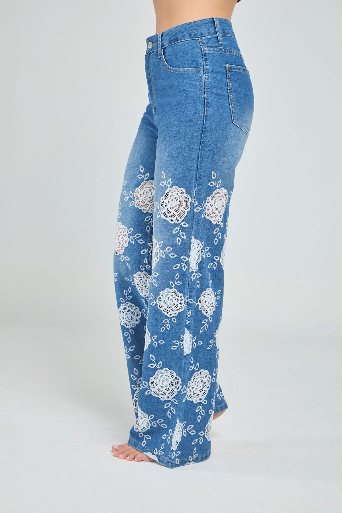 JEANS BOTA ANCHA CON BORDADO FLORAL EN PIERNA