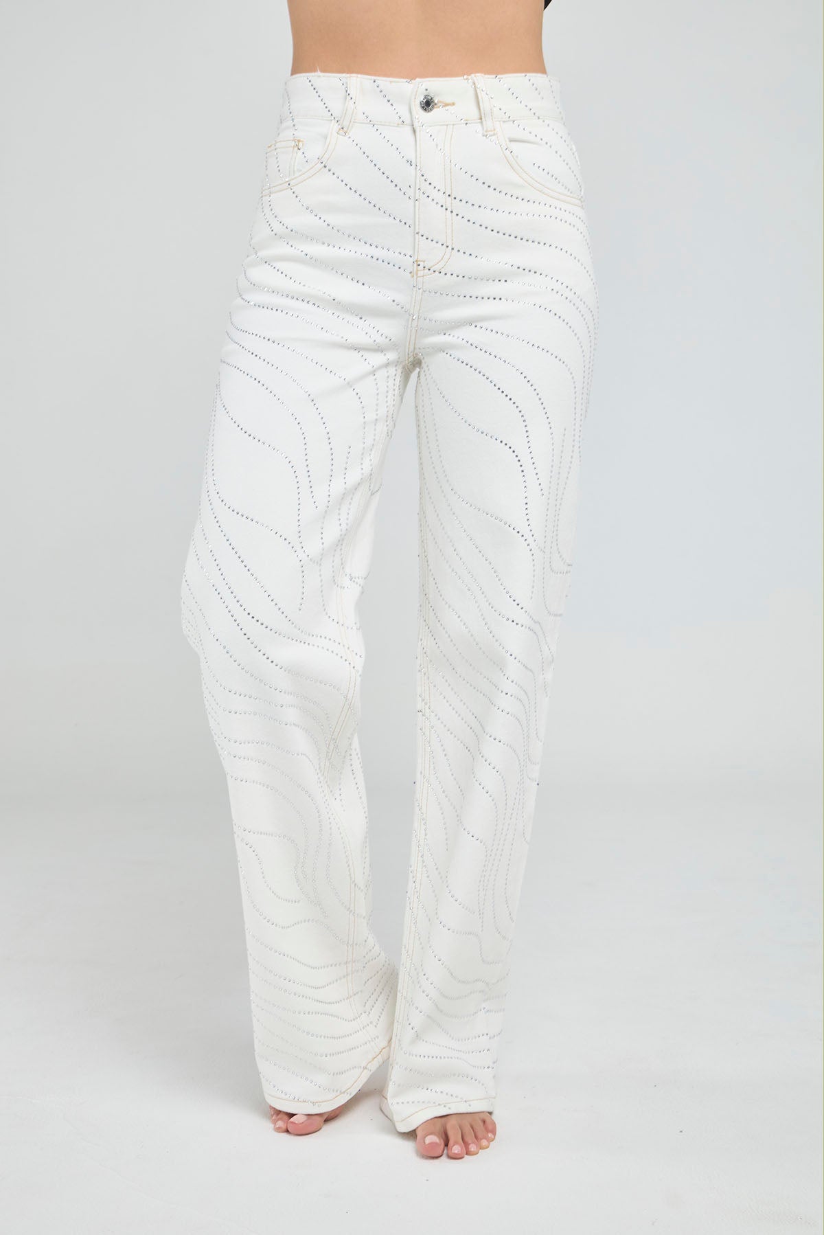 JEANS BOTA RECTA CON DETALLES DE CHISPAS EN ONDAS