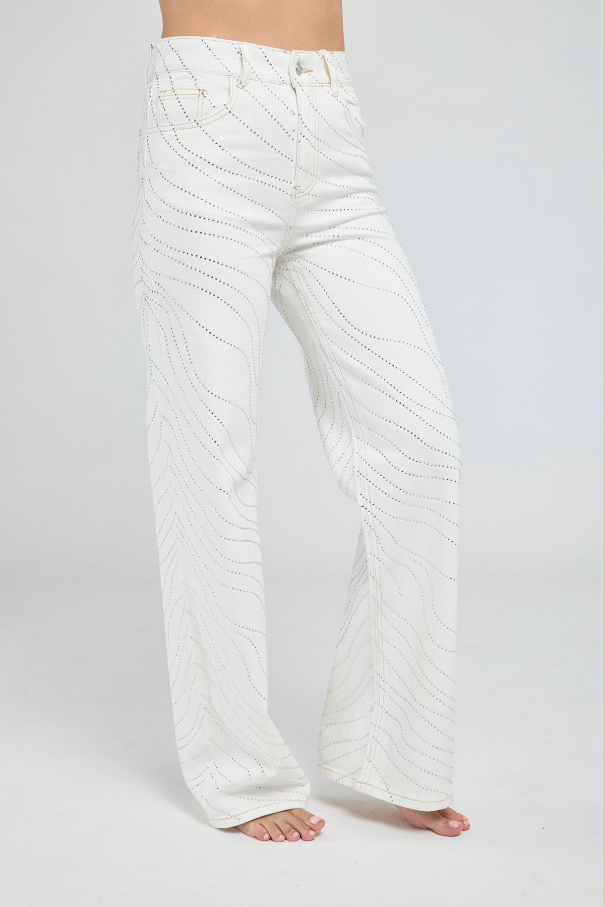 JEANS BOTA RECTA CON DETALLES DE CHISPAS EN ONDAS