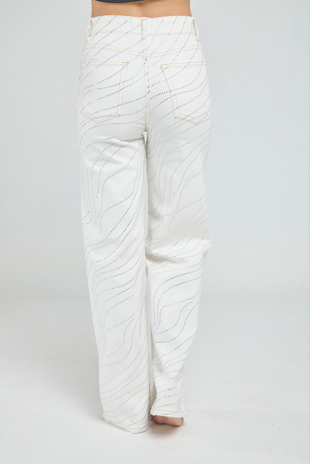 JEANS BOTA RECTA CON DETALLES DE CHISPAS EN ONDAS