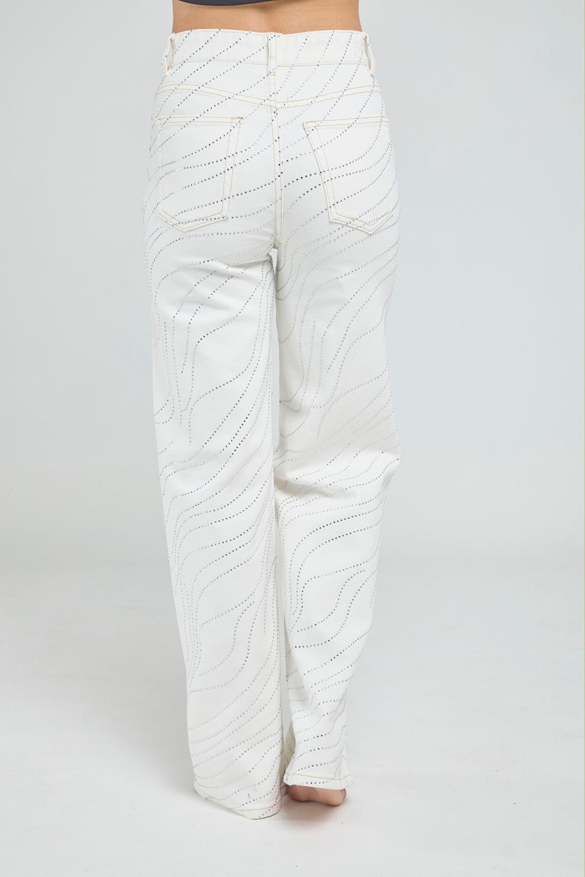 JEANS BOTA RECTA CON DETALLES DE CHISPAS EN ONDAS