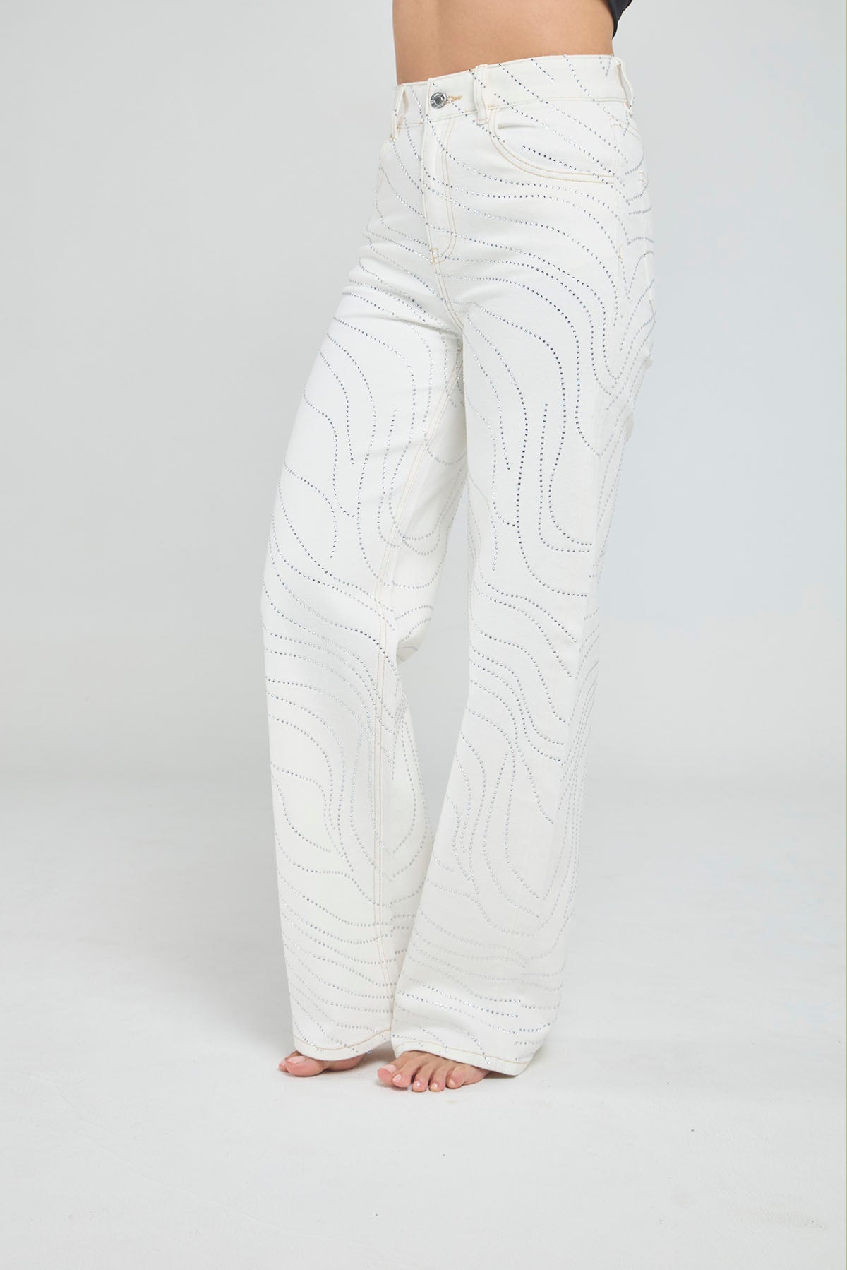 JEANS BOTA RECTA CON DETALLES DE CHISPAS EN ONDAS