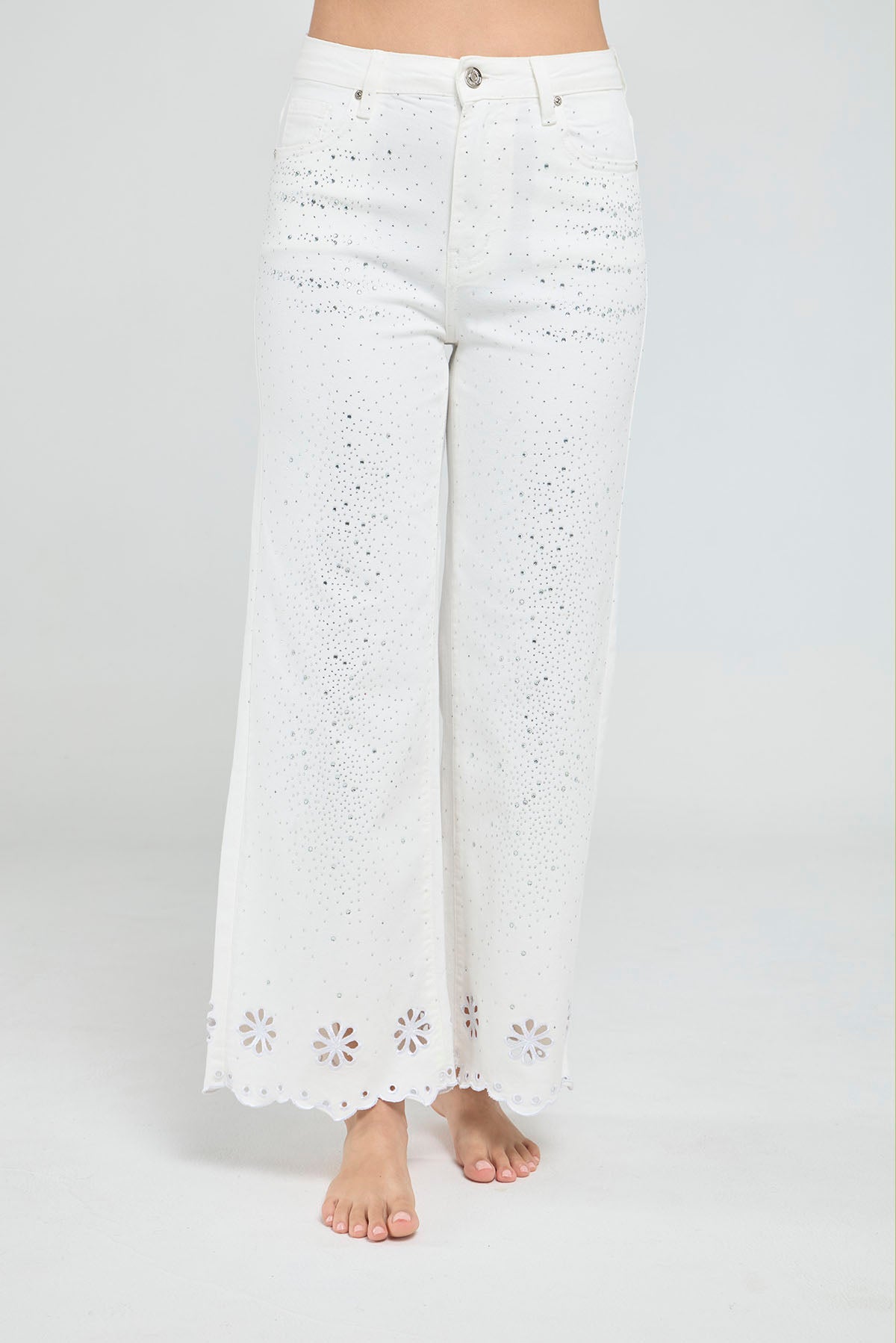 JEANS CON CHISPAS BOTA RECTA CALADO DE FLORES EN BOTA