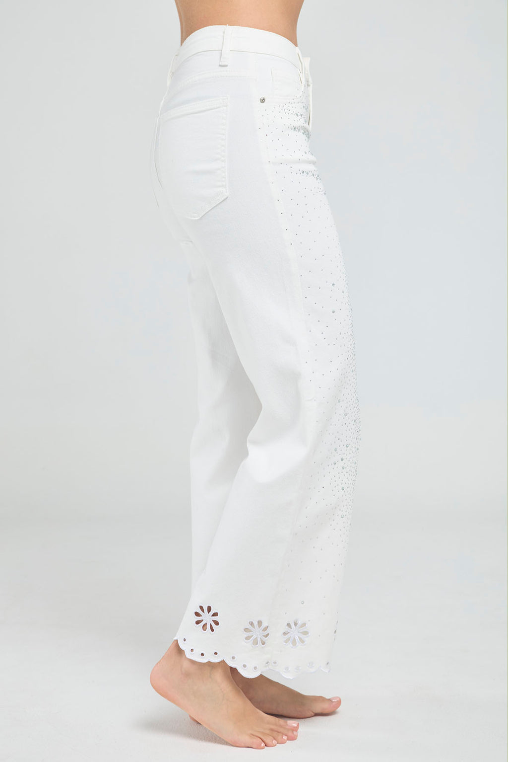 JEANS CON CHISPAS BOTA RECTA CALADO DE FLORES EN BOTA