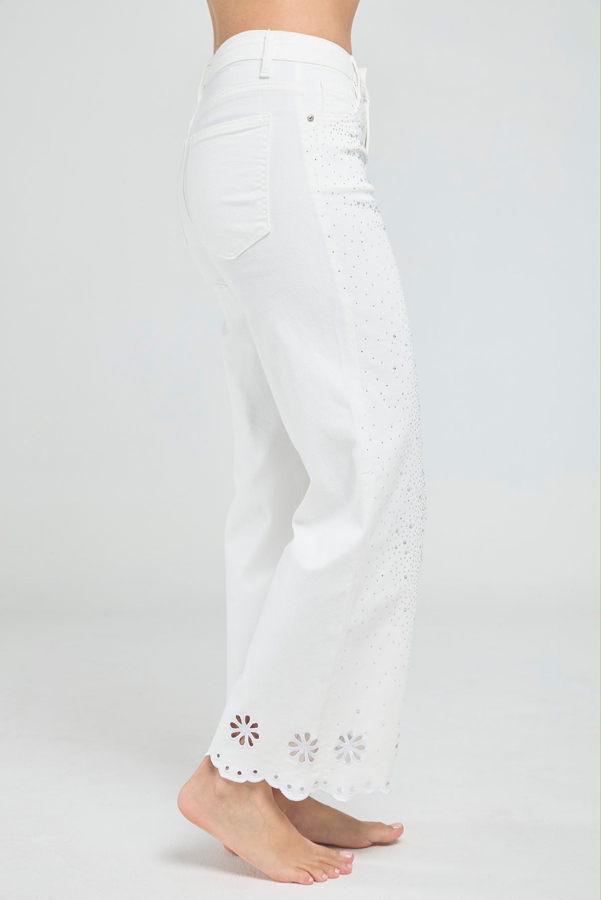 JEANS CON CHISPAS BOTA RECTA CALADO DE FLORES EN BOTA