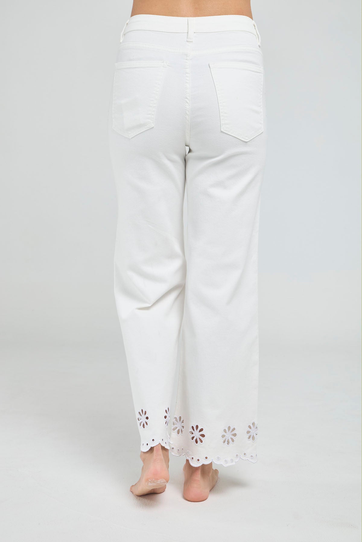 JEANS CON CHISPAS BOTA RECTA CALADO DE FLORES EN BOTA