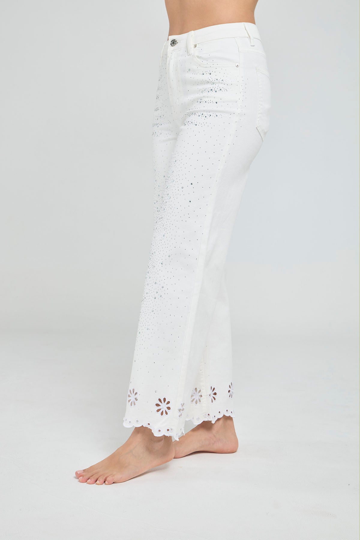 JEANS CON CHISPAS BOTA RECTA CALADO DE FLORES EN BOTA
