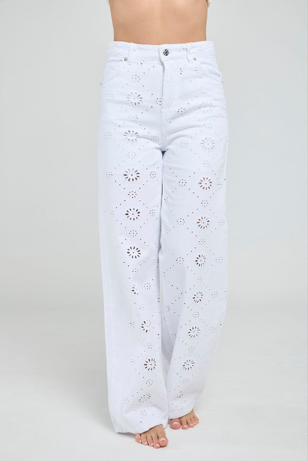 JEANS BOTA RECTA CON DETALLES BORDADOS
