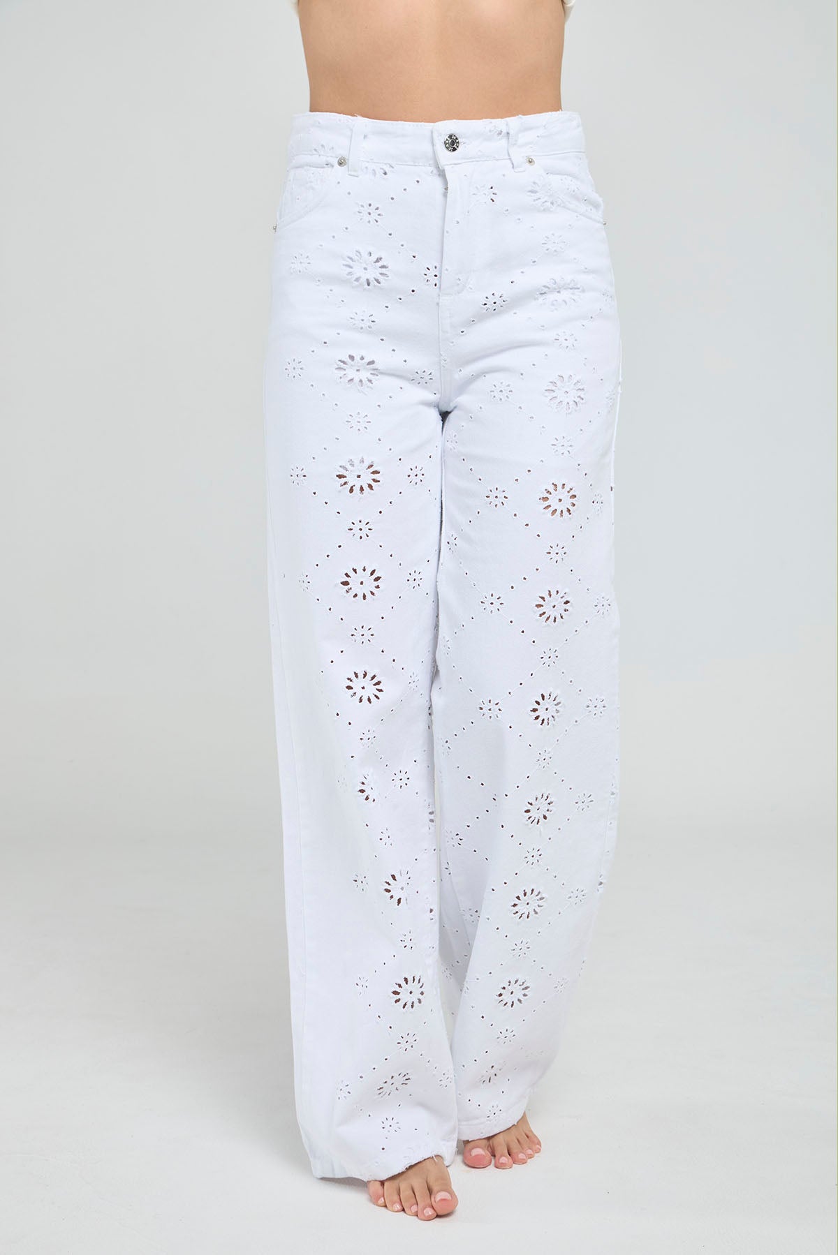 JEANS BOTA RECTA CON DETALLES BORDADOS