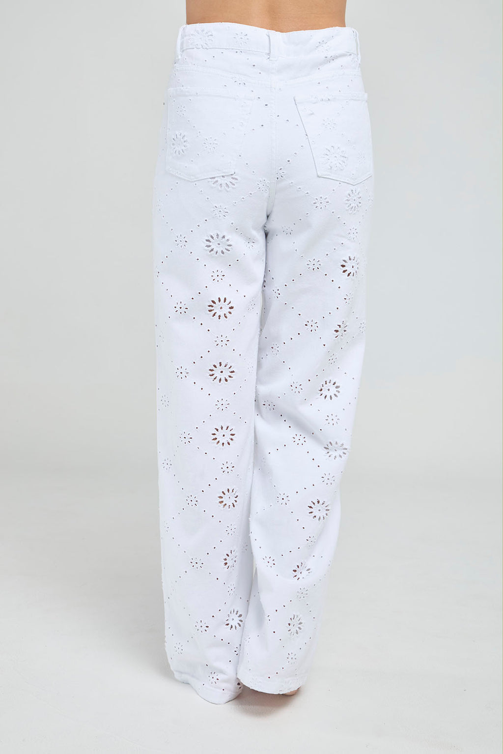 JEANS BOTA RECTA CON DETALLES BORDADOS