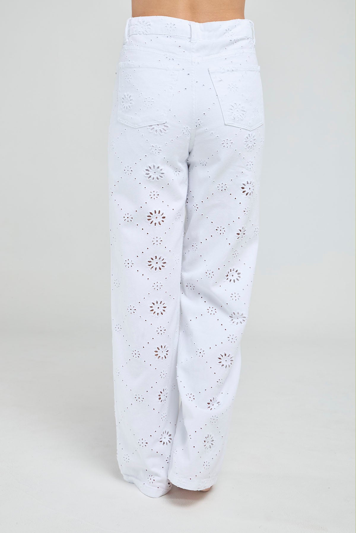 JEANS BOTA RECTA CON DETALLES BORDADOS