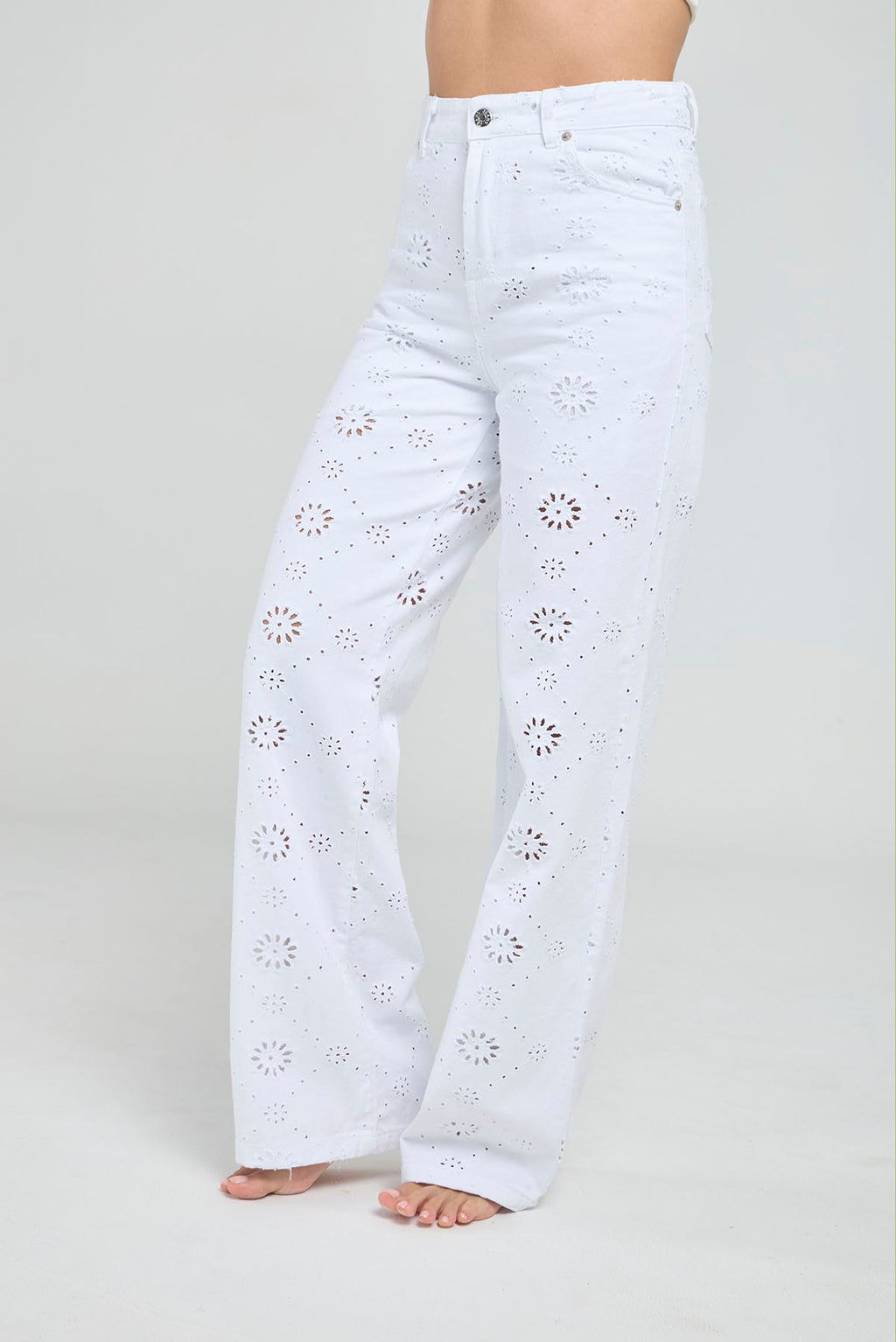 JEANS BOTA RECTA CON DETALLES BORDADOS