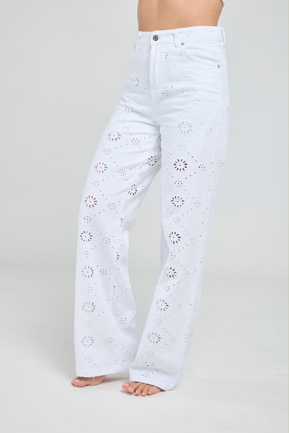 JEANS BOTA RECTA CON DETALLES BORDADOS