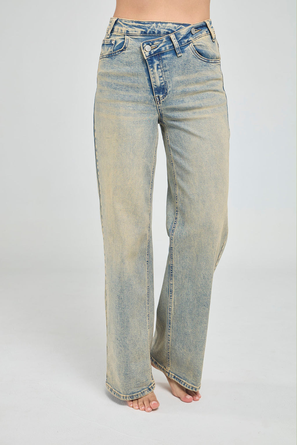JEANS DESTEÑIDOS BOTA RECTA, DOS BOTONES Y PRETINA CRUZADA