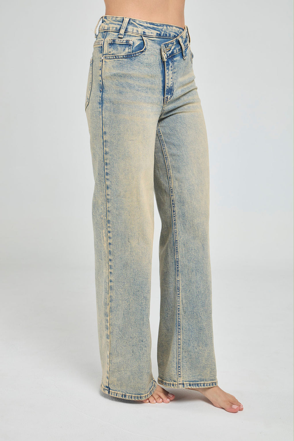 JEANS DESTEÑIDOS BOTA RECTA, DOS BOTONES Y PRETINA CRUZADA