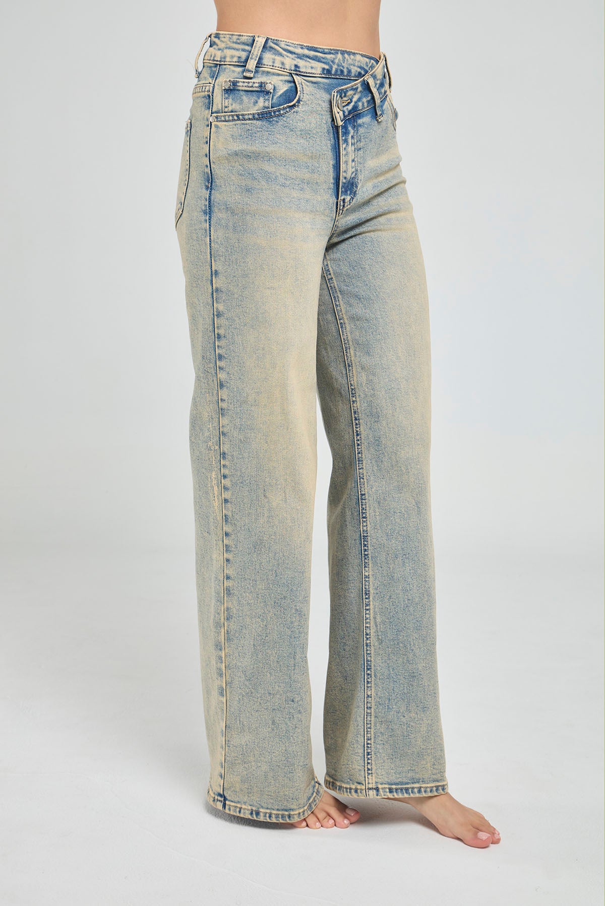 JEANS DESTEÑIDOS BOTA RECTA, DOS BOTONES Y PRETINA CRUZADA