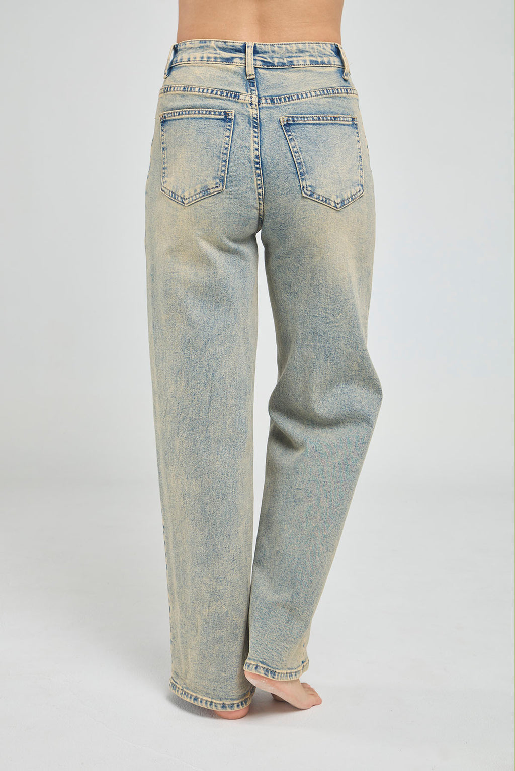 JEANS DESTEÑIDOS BOTA RECTA, DOS BOTONES Y PRETINA CRUZADA