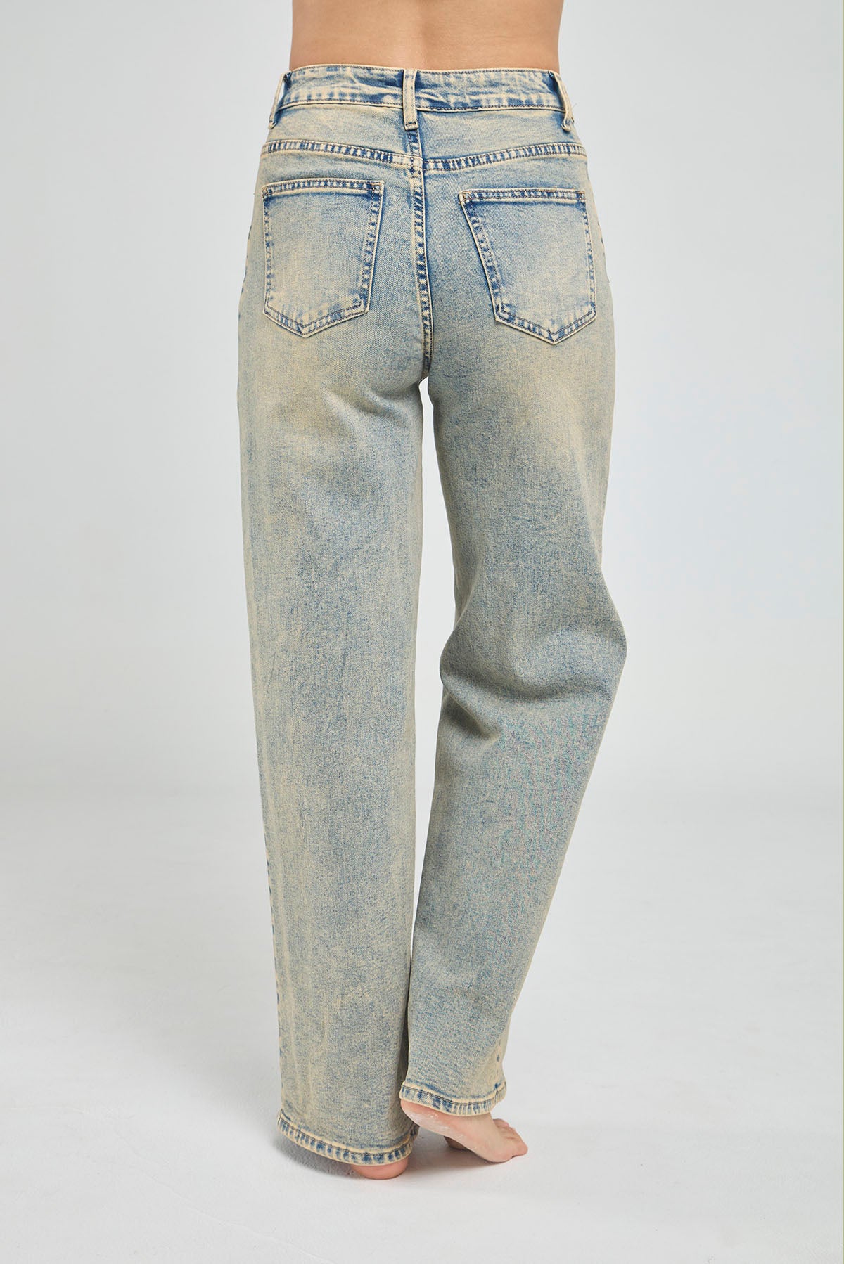 JEANS DESTEÑIDOS BOTA RECTA, DOS BOTONES Y PRETINA CRUZADA