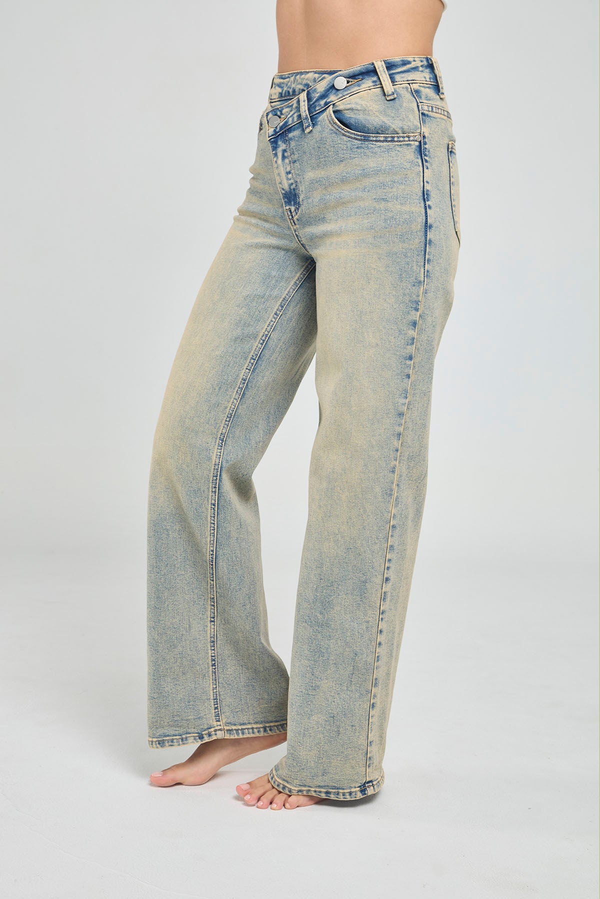 JEANS DESTEÑIDOS BOTA RECTA, DOS BOTONES Y PRETINA CRUZADA