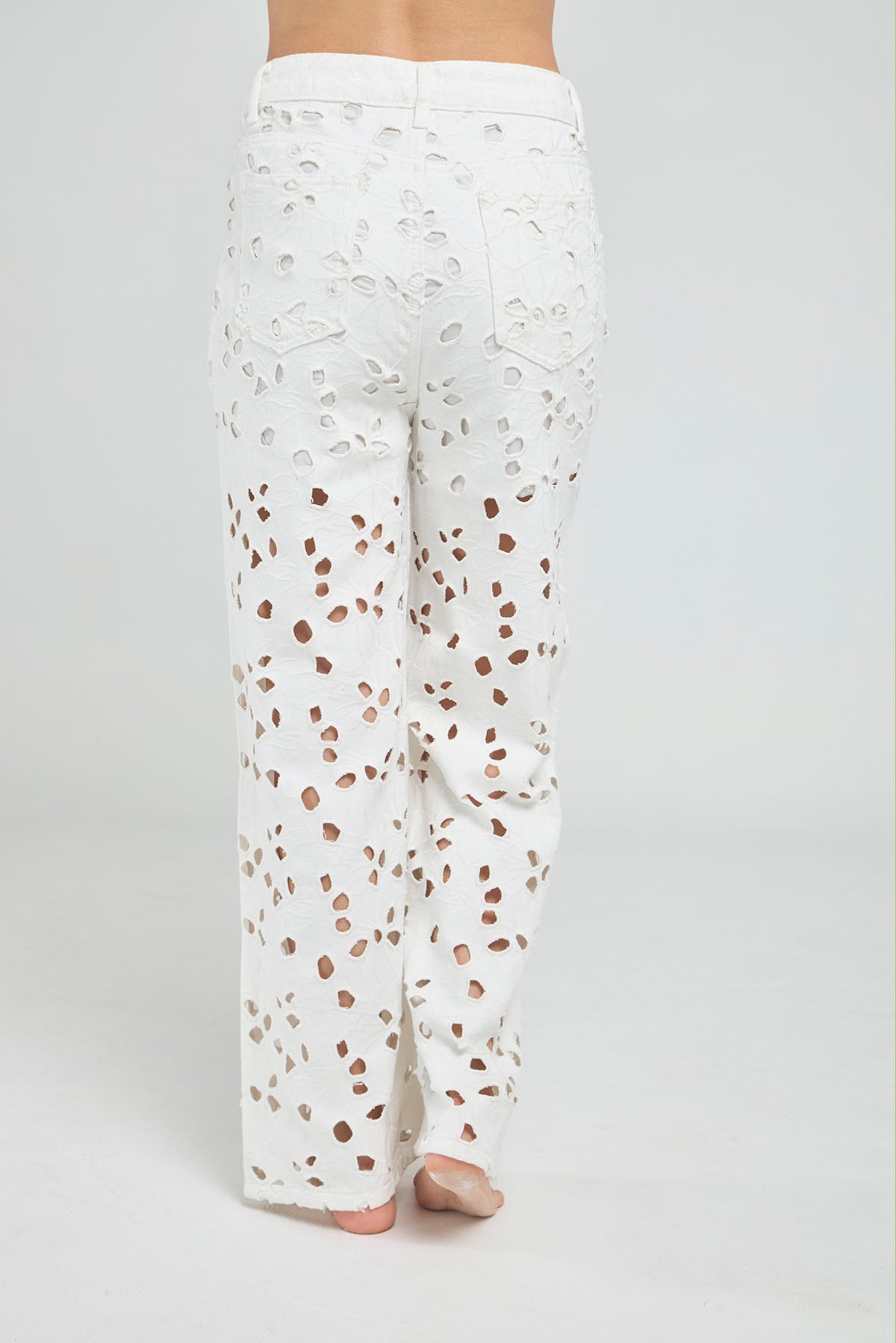 JEANS BORDADO CALADO FLORES BOTA RECTA