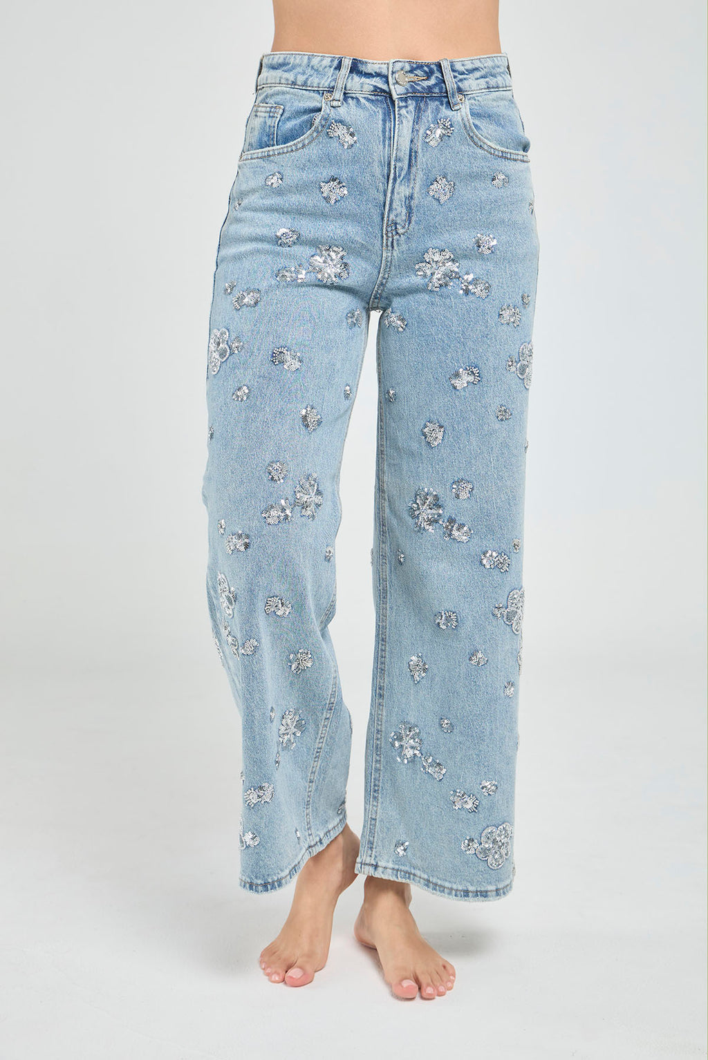 JEANS BOTA RECTA CON FLORES BORDAS