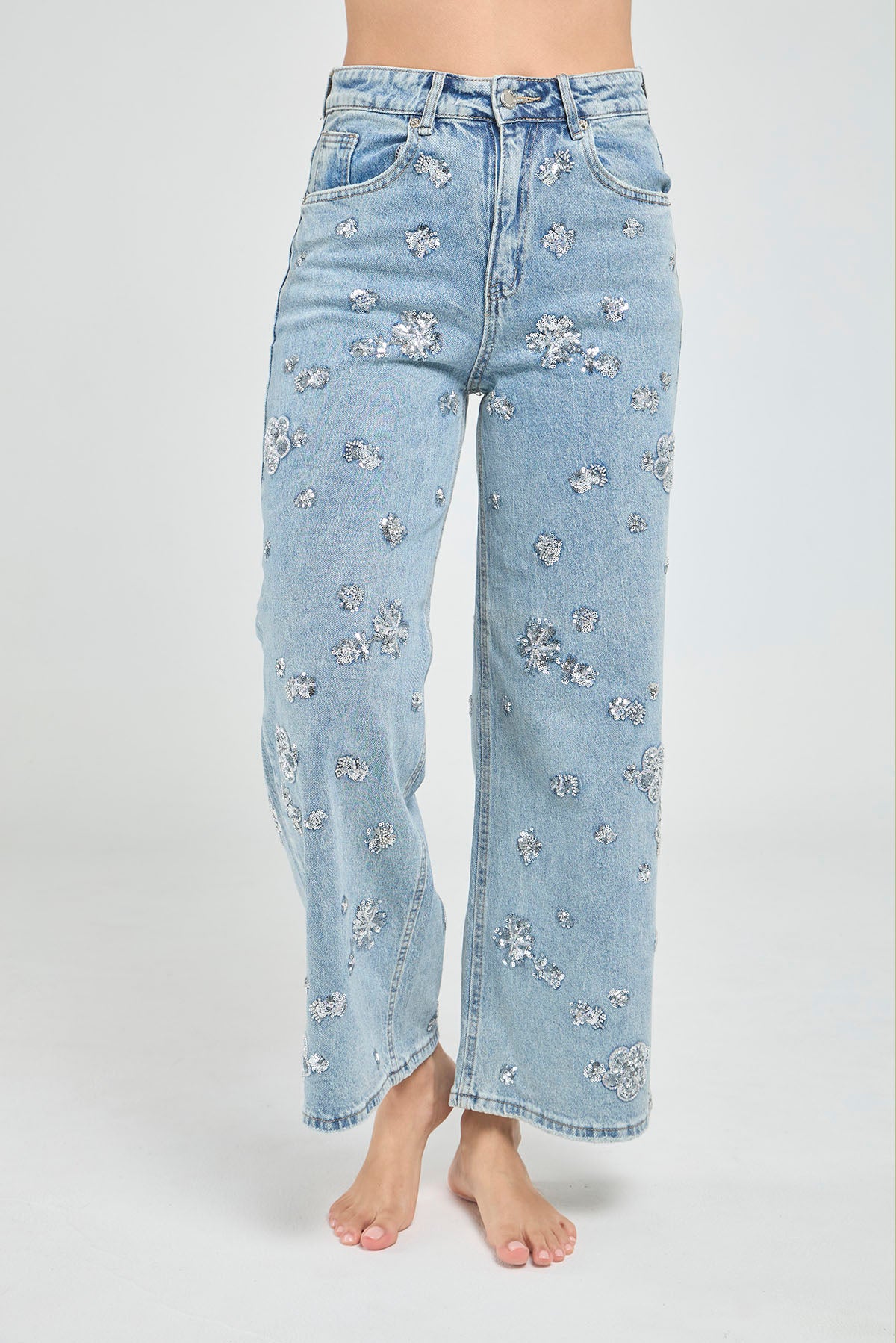 JEANS BOTA RECTA CON FLORES BORDAS