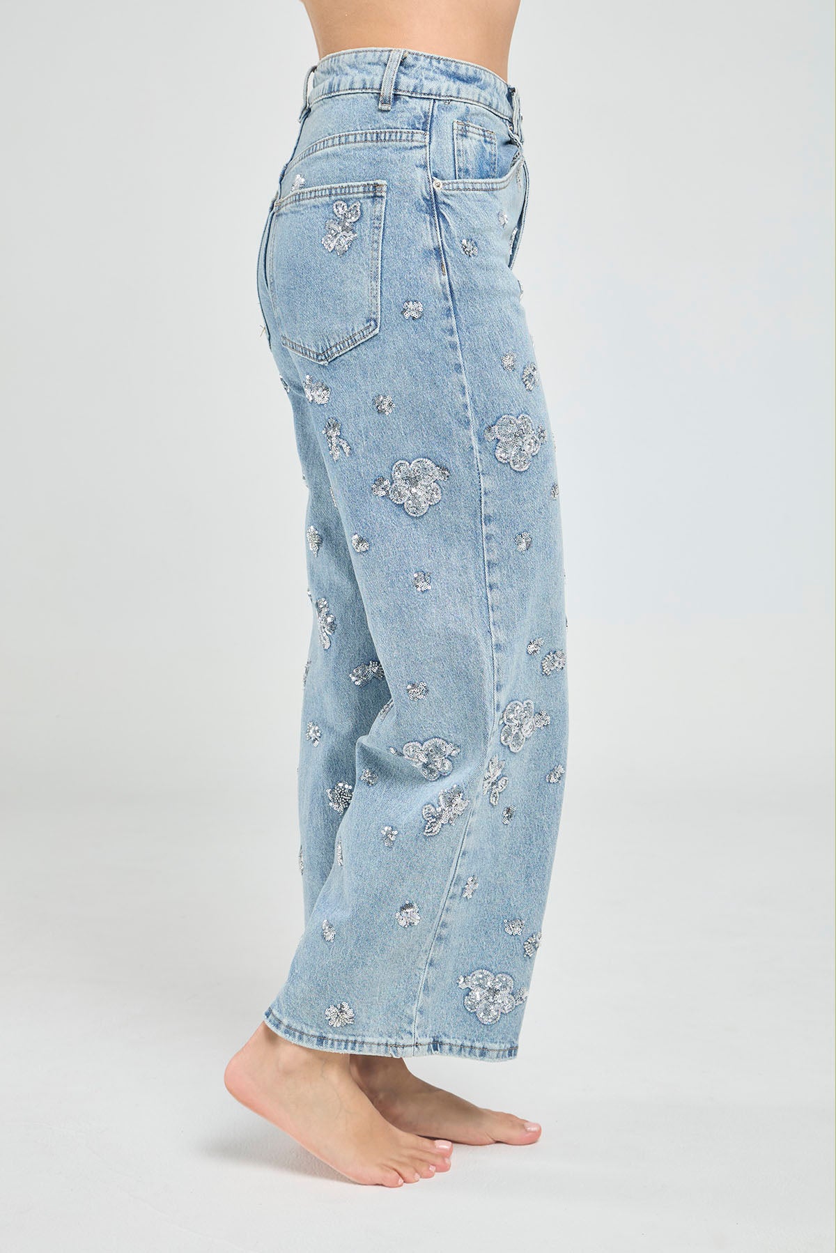 JEANS BOTA RECTA CON FLORES BORDAS