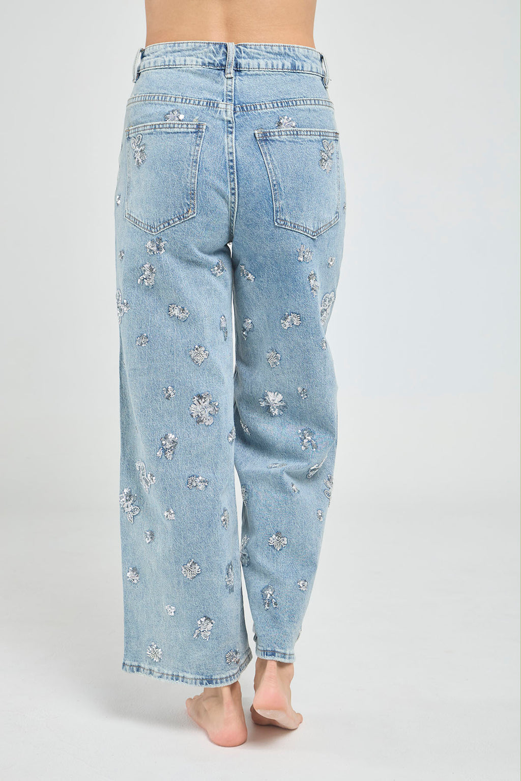 JEANS BOTA RECTA CON FLORES BORDAS