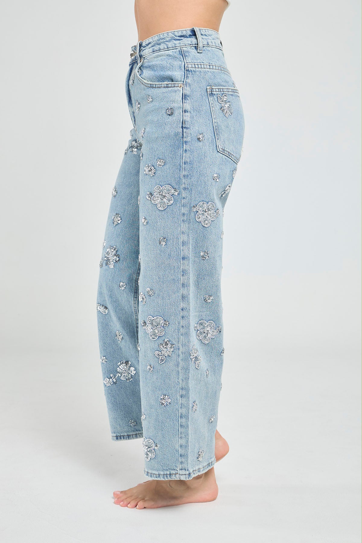 JEANS BOTA RECTA CON FLORES BORDAS
