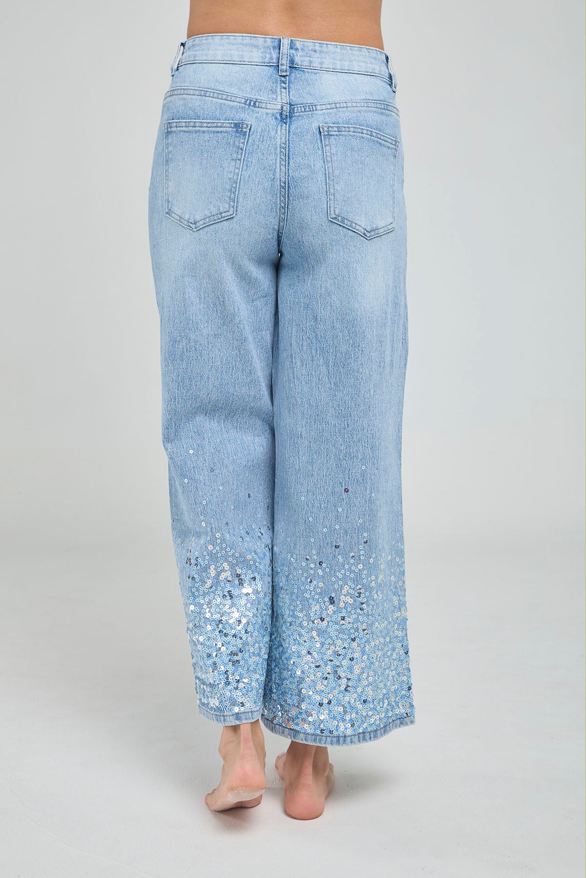 JEANS BOTA RECTA CON LENTEJUELAS EN RUEDO