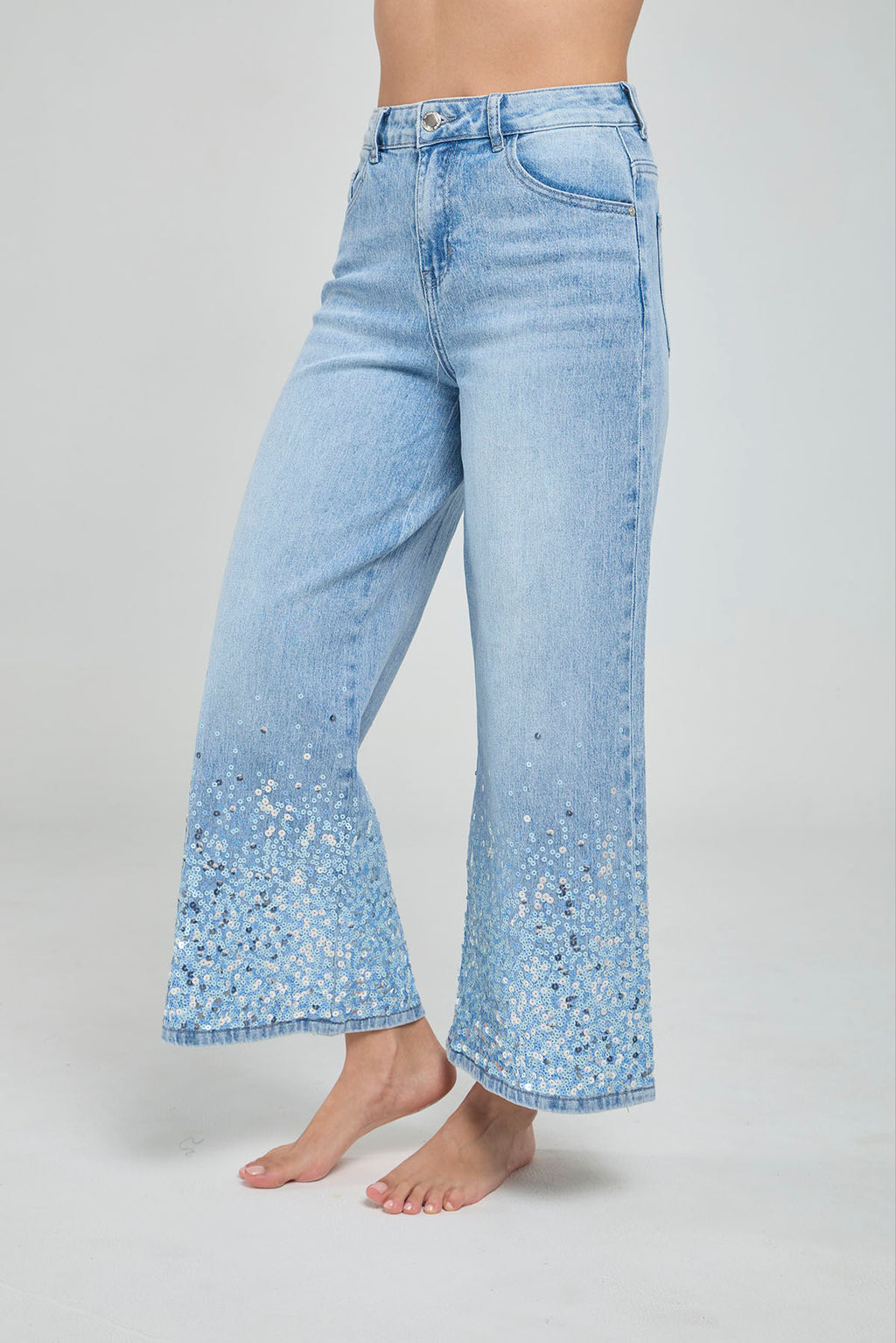JEANS BOTA RECTA CON LENTEJUELAS EN RUEDO