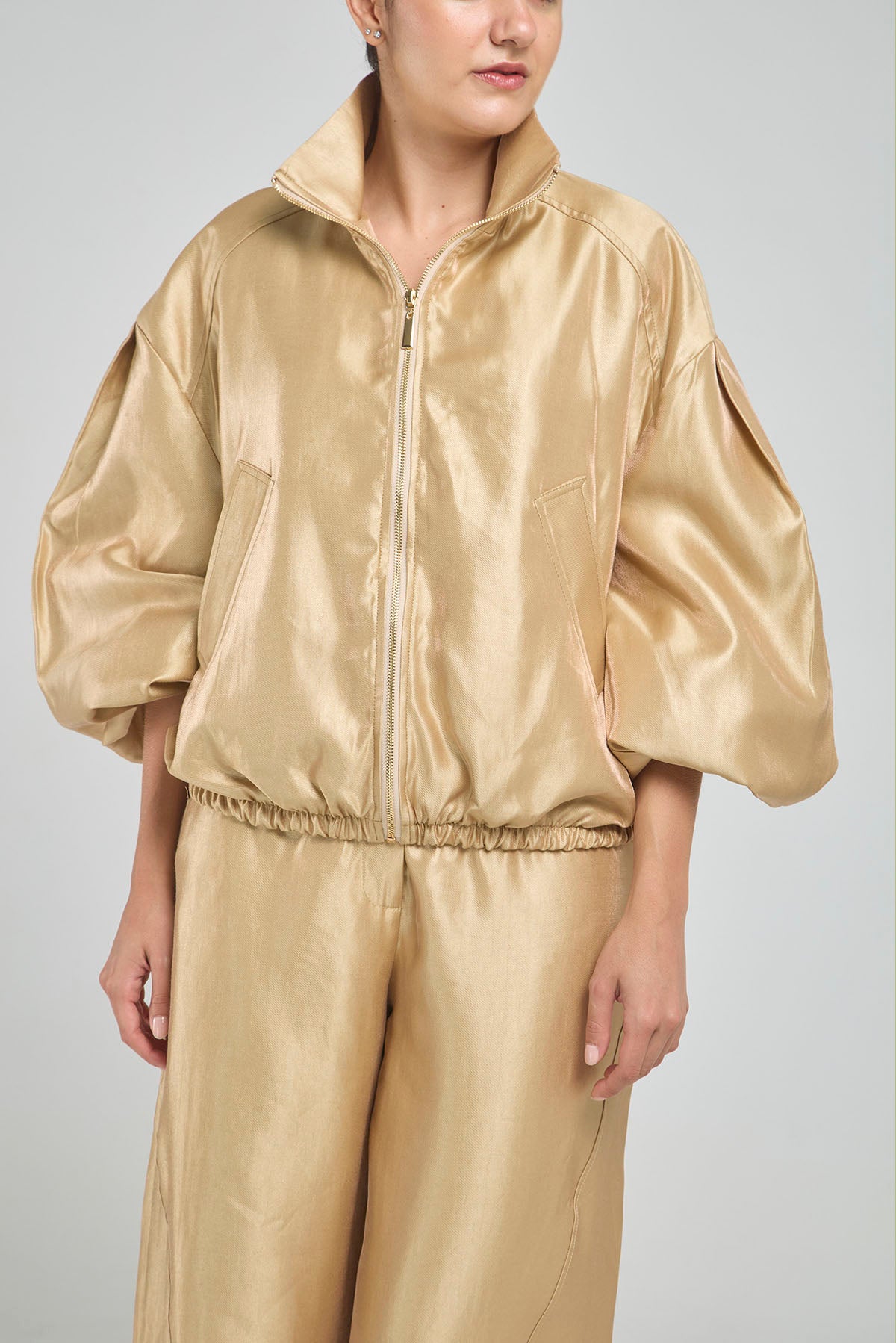 CHAQUETA CUELLO ALTO DORADA DE CIERRE