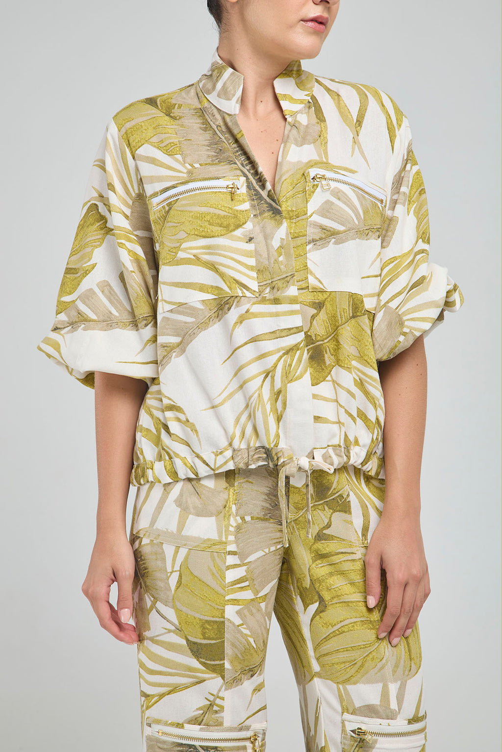 BLUSA CON ESTAMPADO FLORAL CUELLO NERU Y BOLSILLOS CON CIERRE