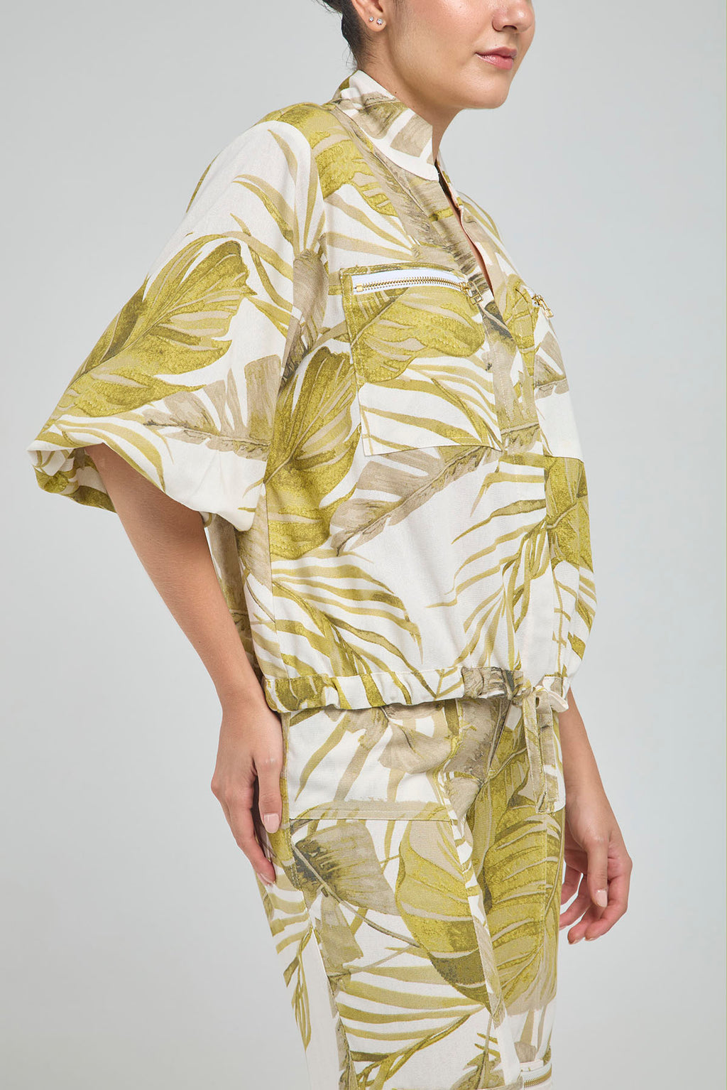 BLUSA CON ESTAMPADO FLORAL CUELLO NERU Y BOLSILLOS CON CIERRE