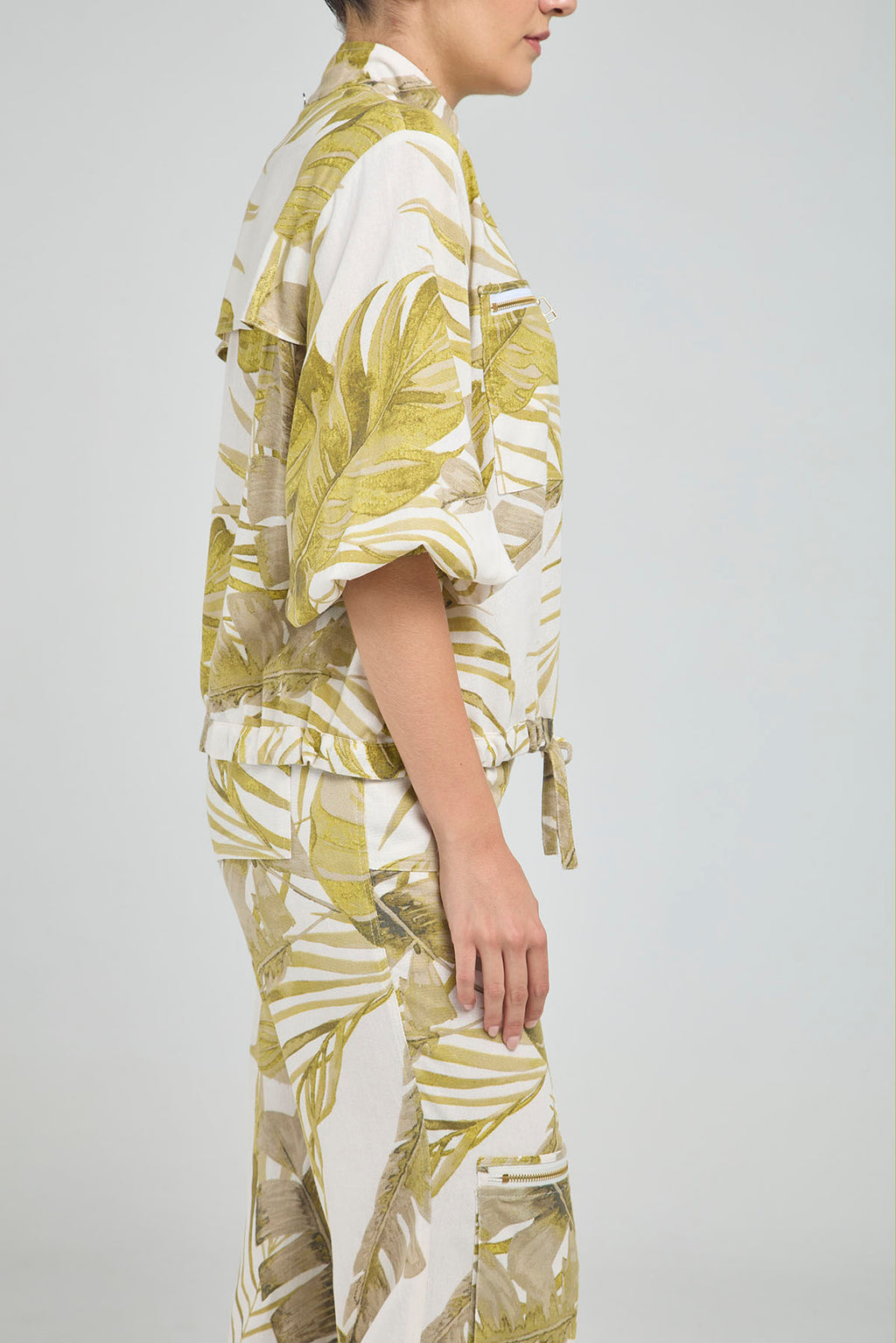 BLUSA CON ESTAMPADO FLORAL CUELLO NERU Y BOLSILLOS CON CIERRE