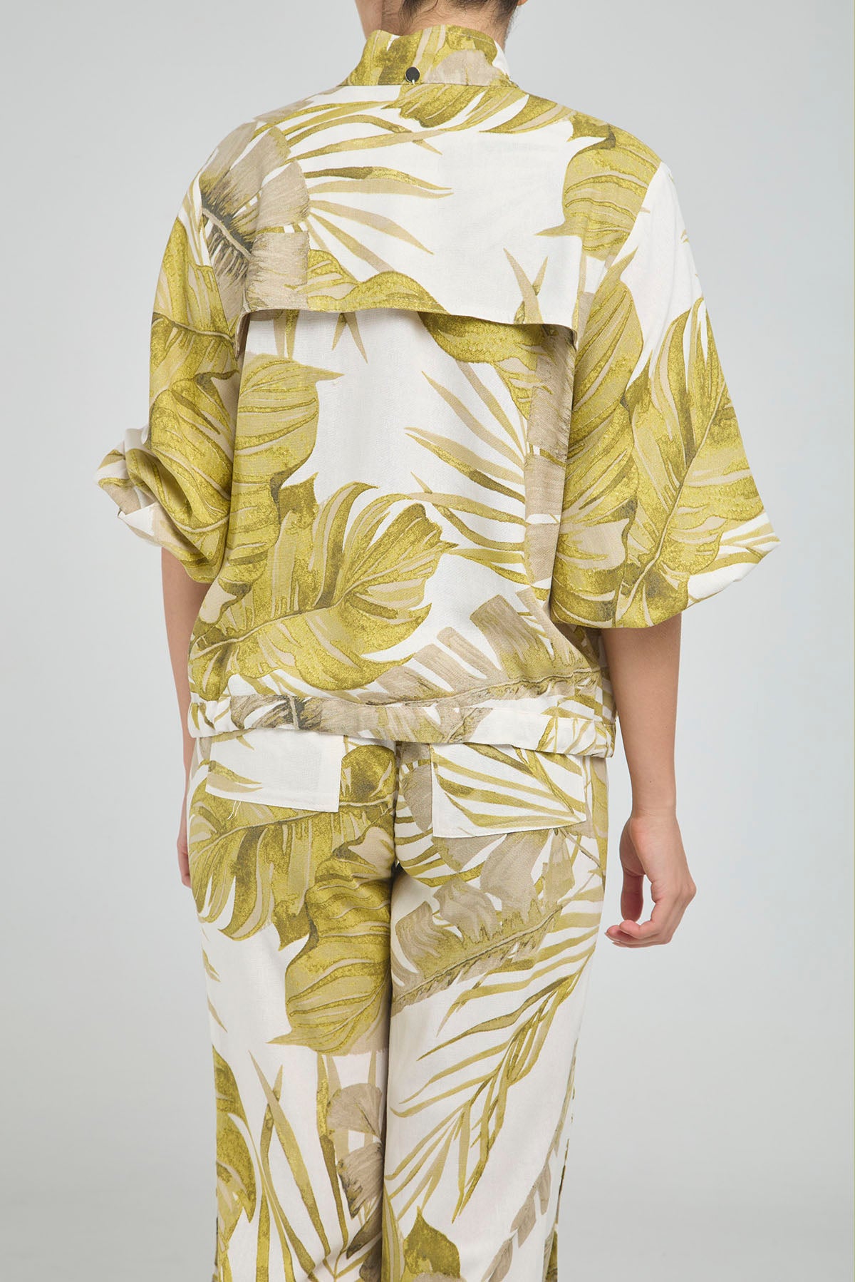 BLUSA CON ESTAMPADO FLORAL CUELLO NERU Y BOLSILLOS CON CIERRE