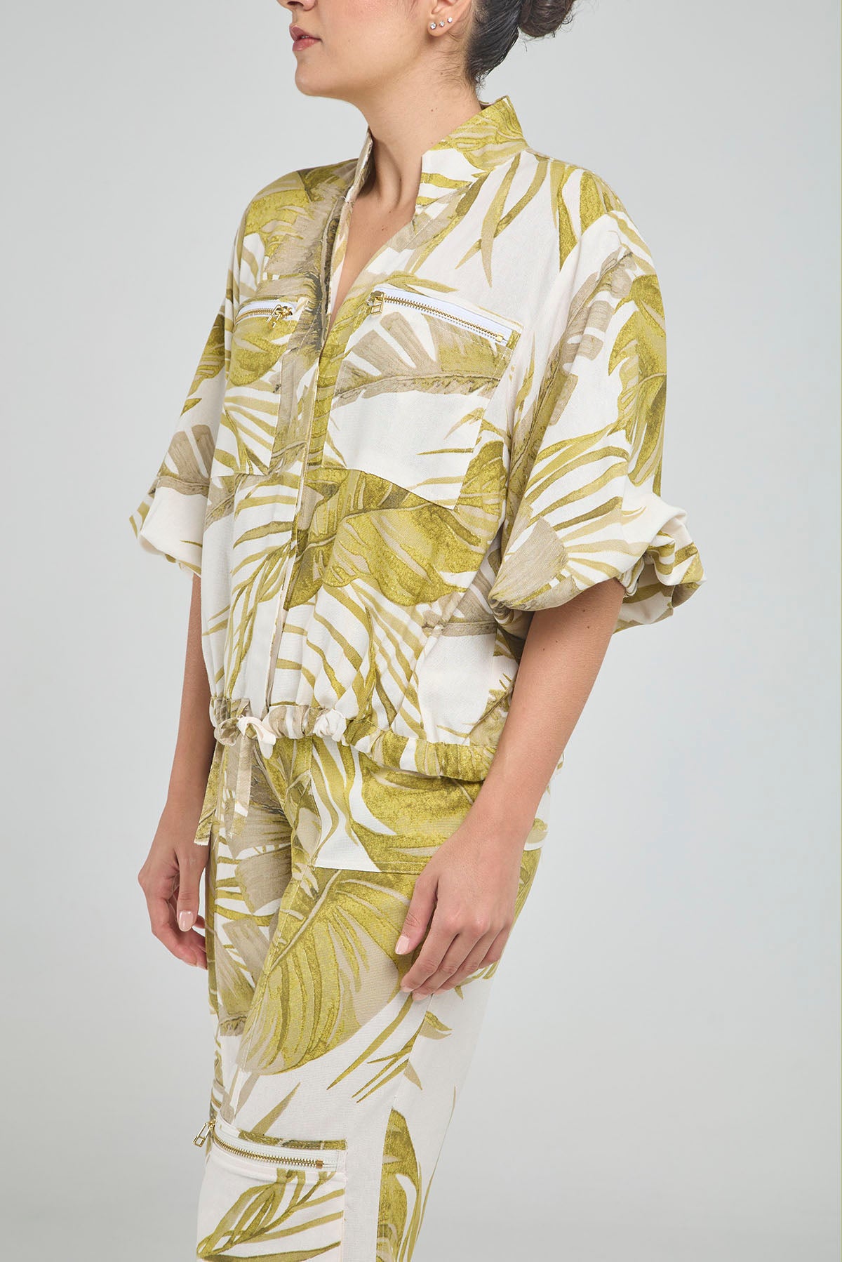 BLUSA CON ESTAMPADO FLORAL CUELLO NERU Y BOLSILLOS CON CIERRE