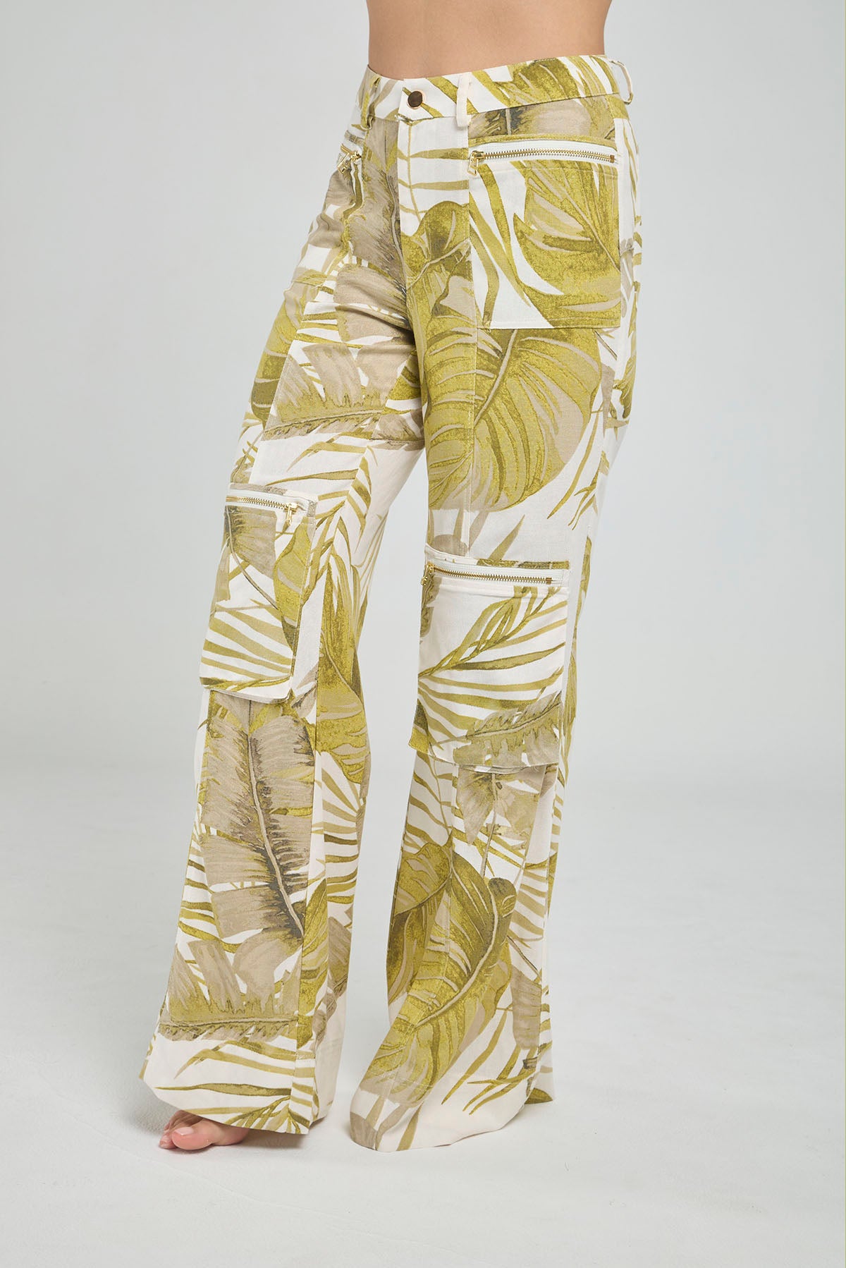 PANTALON BOTA ANCHA ESTAMPADO FLORAL CON 4 BOLSILLOS